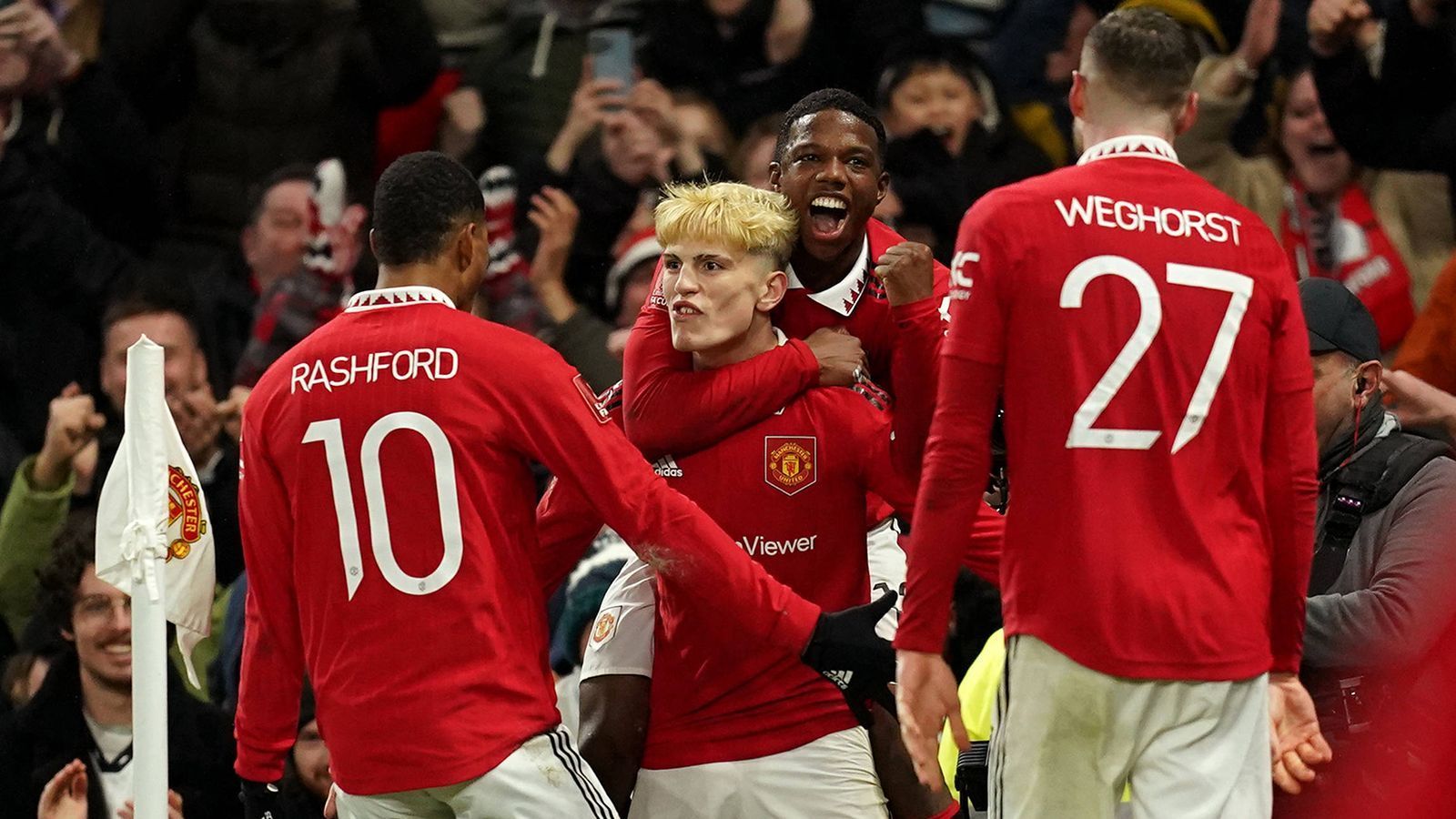 
                <strong>Manchester United</strong><br>
                Nicht nur Real Madrid, sondern auch Manchester United soll sich laut "kicker" nach dem Franzosen erkundigt haben. Für Pavard, der noch nie in England gespielt hat, könnte die Premier League eine reizvolle Aufgabe sein.
              