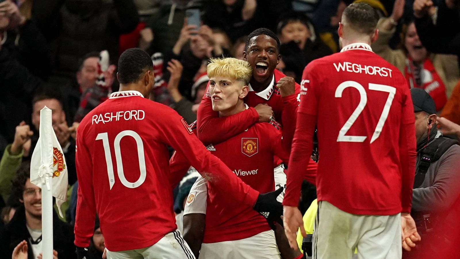 
                <strong>Manchester United</strong><br>
                Nicht nur Real Madrid, sondern auch Manchester United soll sich laut "kicker" nach dem Franzosen erkundigt haben. Für Pavard, der noch nie in England gespielt hat, könnte die Premier League eine reizvolle Aufgabe sein.
              