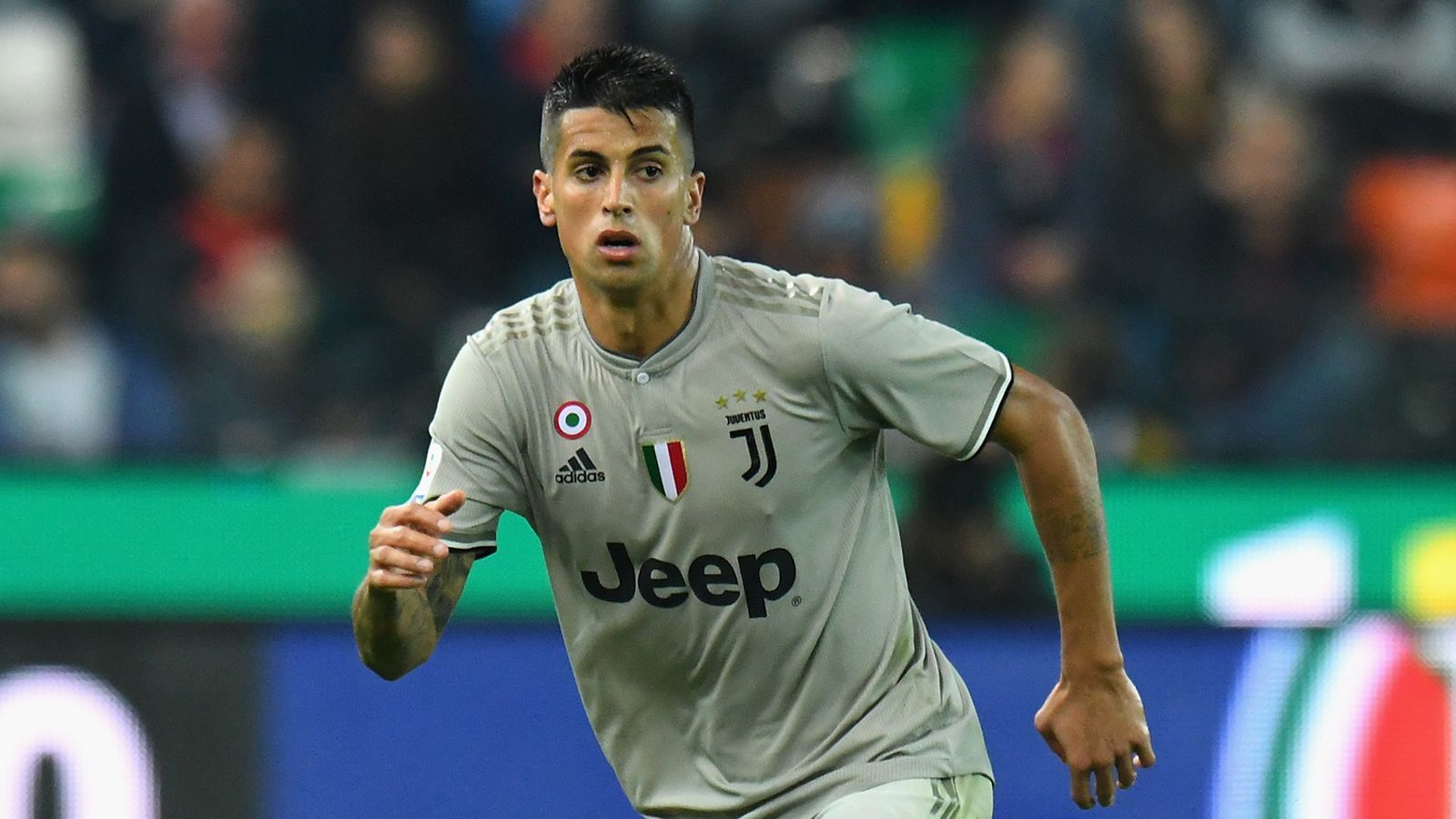 
                <strong>Rechter Außenverteidiger: Joao Cancelo</strong><br>
                Neuer Verein: Manchester CityAbgebender Verein: Juventus TurinAblösesumme: 65 Millionen EuroVertragslaufzeit: bis 2025
              