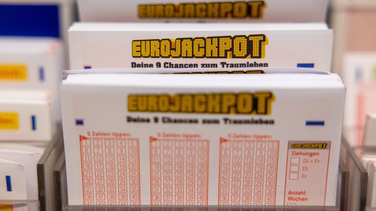 Eurojackpot-Spielscheine stehen in einem Regal in einer Lotto-Annahmestelle.