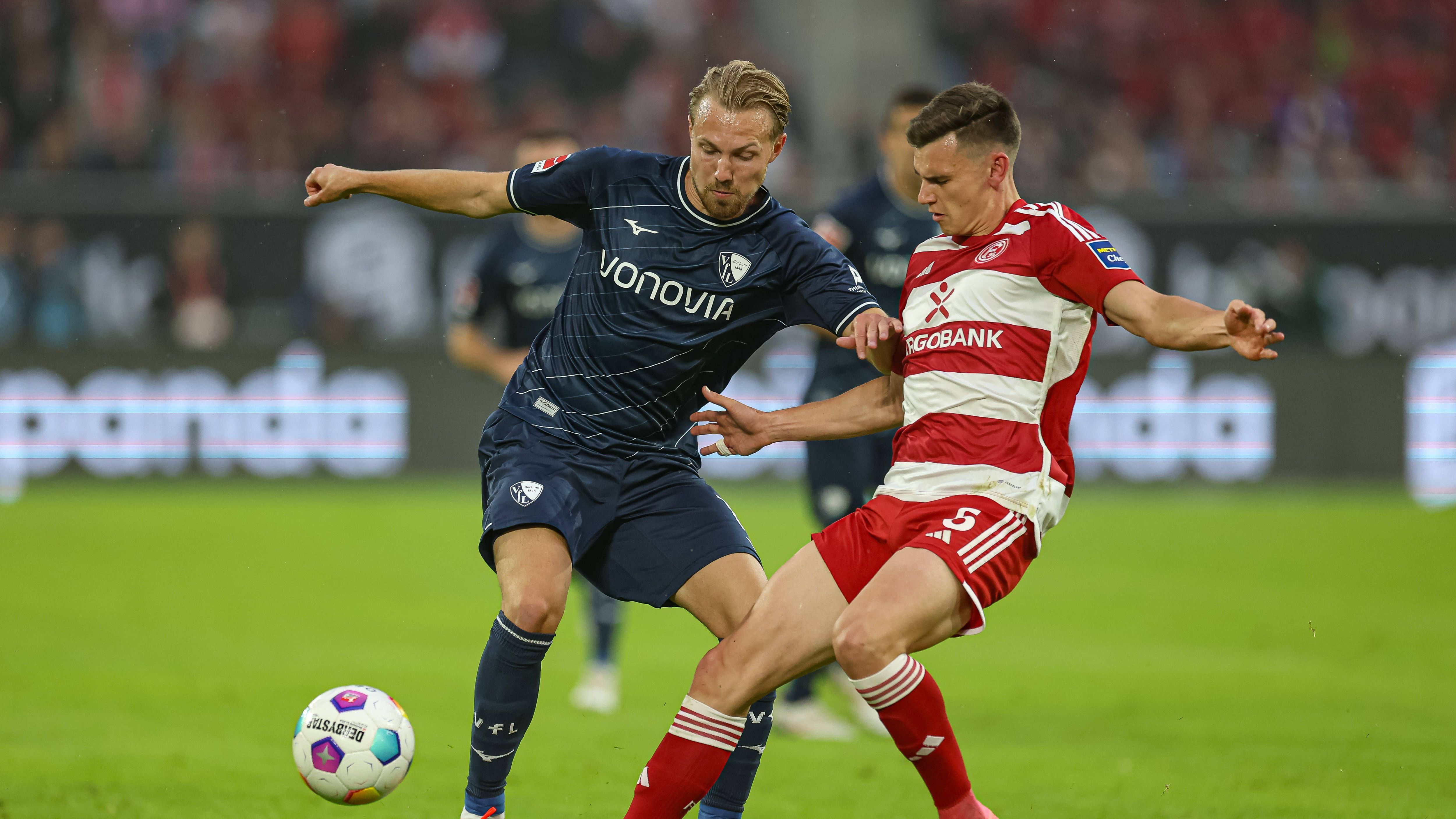 <strong>Yannik Engelhardt (Fortuna Düsseldorf)</strong><br>Geht trotz seines jungen Alters mit viel Mut in die Zweikämpfe. Mal mit perfektem Timing (28.) gegen Hofmann, mal etwas zu spät gegen Stöger (34.). Der 23-Jährige gewann im Hinspiel die meisten Zweikämpfe und ist auch heute im zentralen Mittelfeld einer der wenigen Lichtblicke. <strong><em>ran</em>-Note: 3</strong>