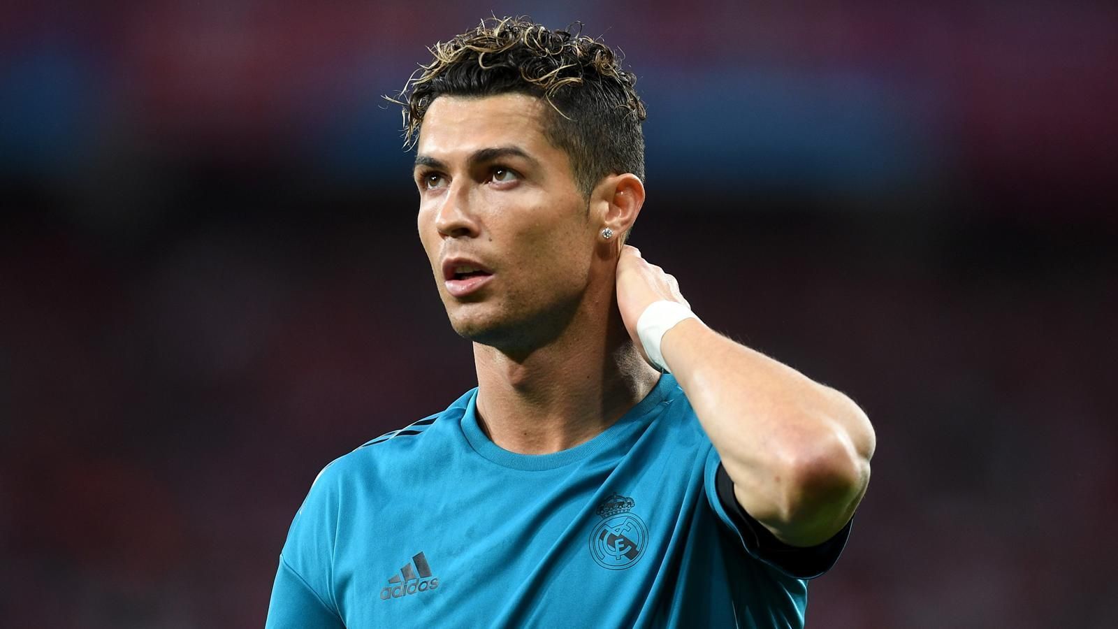 
                <strong>Cristiano Ronaldo (Steuerhinterziehung)</strong><br>
                Das Verfahren der spanischen Behörden gegen Cristiano Ronaldo wegen Steuerhinterziehung scheint offenbar ein Ende zu finden: Wie die Zeitung "El Mundo" berichtet, soll der Real-Star die Strafe über zwei Jahre Haft auf Bewährung und eine Geldzahlung in Höhe von 18,8 Millionen Euro akzeptieren. Damit würde Ronaldo anerkennen, dass er in vier Steuerdelikten schuldig ist. Statt die Strafe abzulehnen, sollen die Anwälte des Weltfußballers wohl nur noch versuchen, die Bewährungsstrafe in eine höhere Geldstrafe umzuwandeln. Ronaldo vermeidet mit der Annahme der Strafe die Eröffnung des Prozessen gegen ihn wegen Steuerhinterziehung in Höhe von 14,7 Millionen Euro durch am Fiskus vorbeigeschleuste Einnahmen aus Bild- und Werberechten. 
              