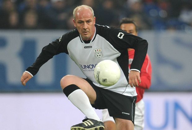 
                <strong>Mario Basler</strong><br>
                In den 1990er Jahren war Mario Basler ein Zauberer in der Bundesliga. Nicht nur seine Freistöße waren brandgefährlich. Auch Ecken konnte er direkt verwandeln.
              