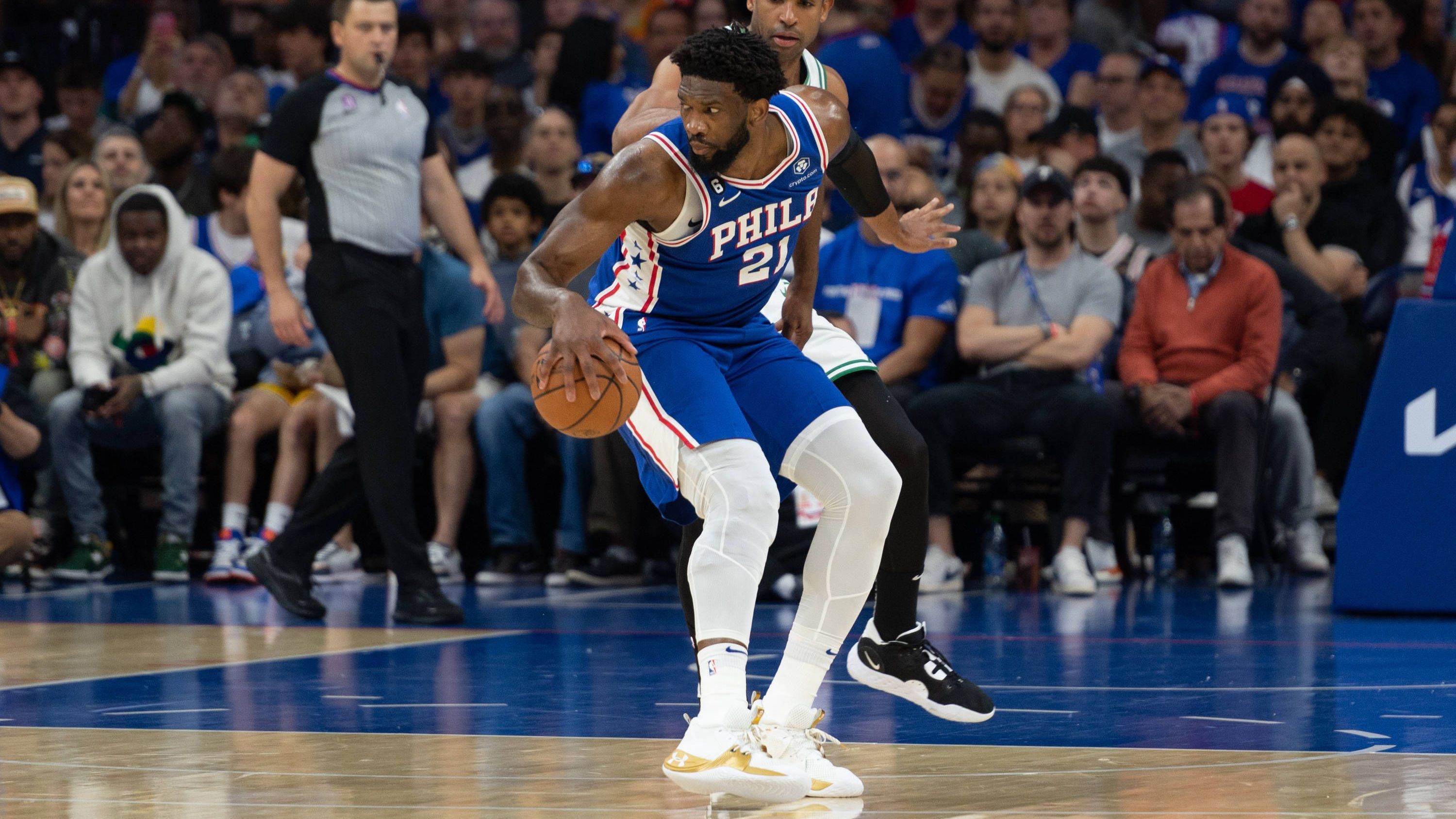 <strong>Auf Play-In-Tournament-Platz: Philadelphia 76ers - Eastern Conference</strong> <br>Dank der Rückkehr von Joel Embiid vor den NBA-Playoffs könnten die Sixers zu einem Contender im Osten werden. Der Kameruner muss dafür jedoch an seine MVP-Form von vor seiner Verletzung anknüpfen. Durch den Trade von Buddy Hield hat Philadelphia nun noch mehr Shooting um Embiid, was seine Fähigkeiten im Post maximieren könnte.