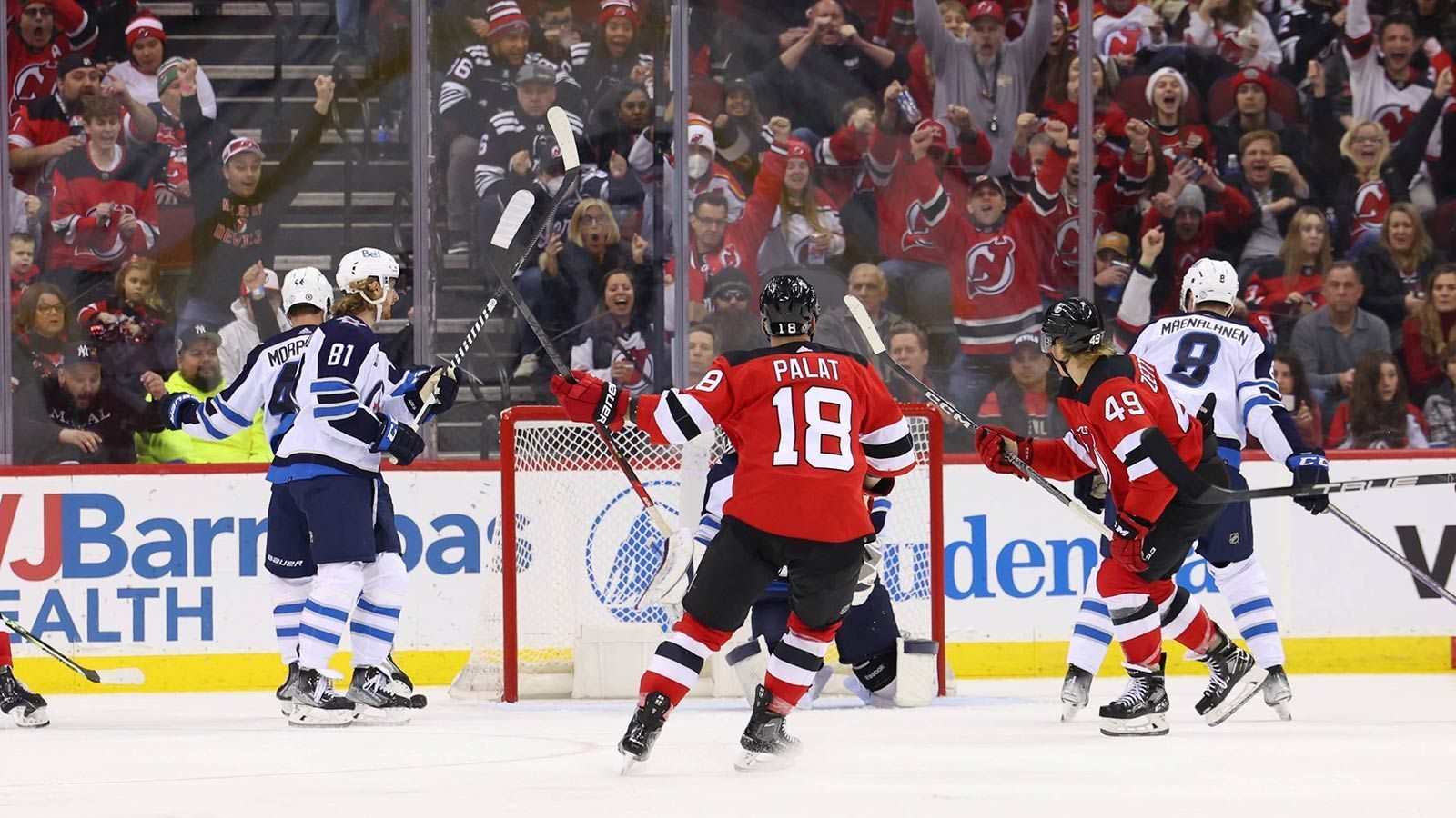 
                <strong>Platz 10: New Jersey Devils (52-22-8); Platz 2 der Metropolitan Division (Vorwoche: Platz 8)</strong><br>
                Die Devils zählen zu den positiven Überraschungen dieser Saison. Nachdem sie in den vergangenen vier Spielzeiten die Playoffs verpassten, legten sie diesmal einen hervorragenden Saisonstart hin und qualifizierten sich dadurch frühzeitig für die Playoffs. Center Jack Hughes (43 Tore, 56 Assists) und Kapitän Nico Hischier (31 Tore, 49 Assists) sind die beiden Schlüsselspieler. In der 1. Runde der Playoffs treffen sie auf die New York Rangers.
              