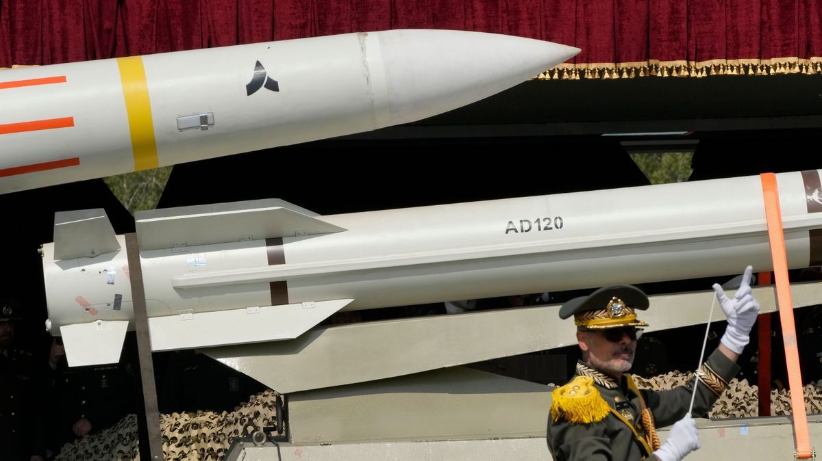 Raketen werden auf einem Lastwagen in Teheran transportiert.