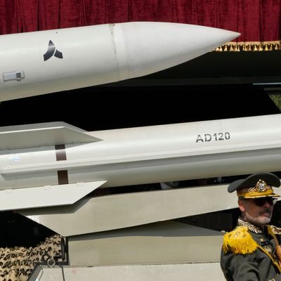 Raketen werden auf einem Lastwagen in Teheran transportiert.