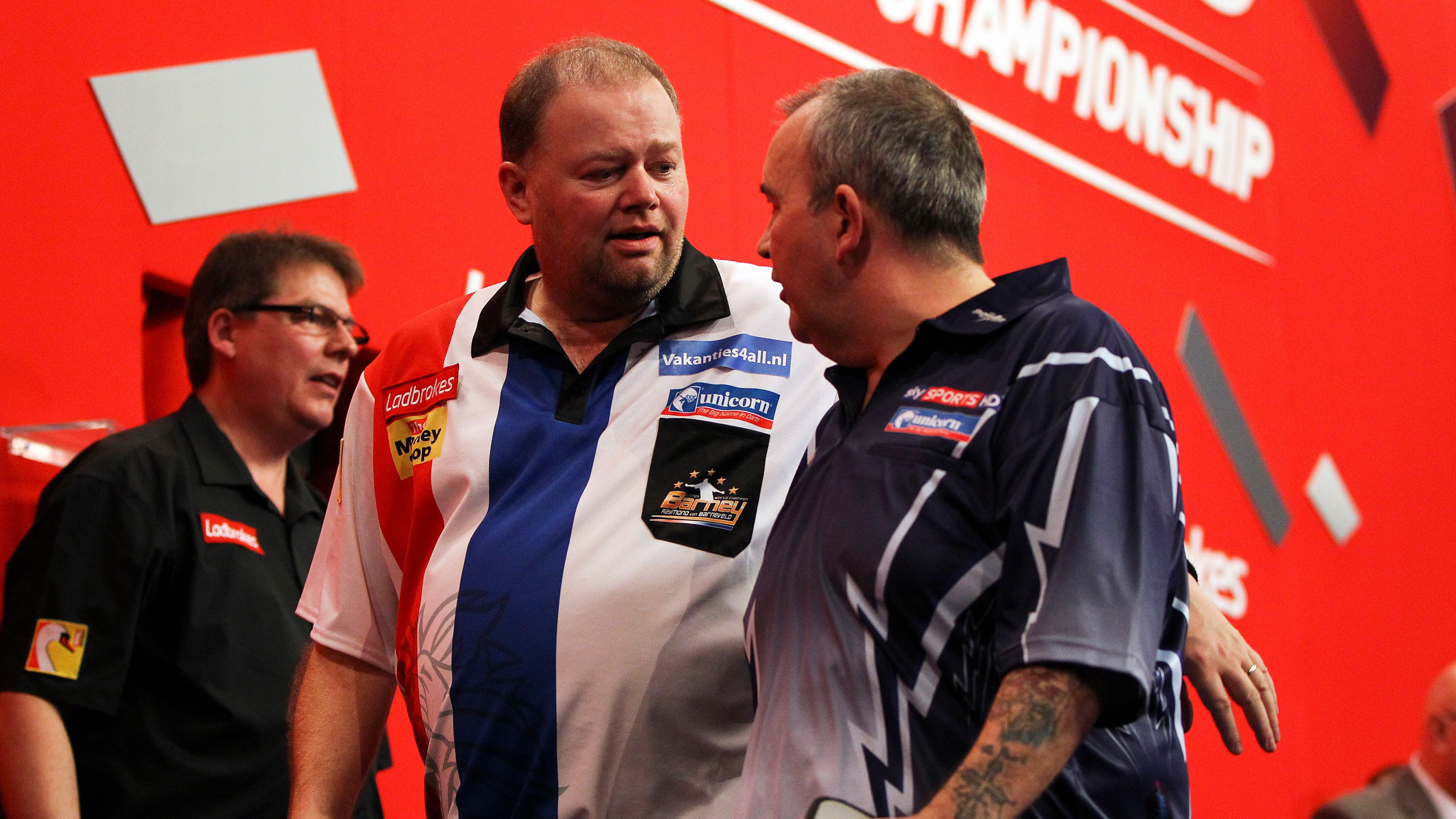 <strong>WM 2013: Van Barneveld vs. Taylor</strong><br>Nach dem Halbfinale der beiden Legenden - Taylor siegte mit 6:4 - zog "Barney" den Engländer beim Handshake an sich heran, um ihn zu umarmen. "The Power" missverstand dies, stieß den Niederländer weg und beleidigte ihn. Später entschuldigte er sich dafür.