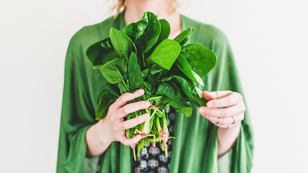 Die Haare wachsen, die Haut erstrahlt frisch und gesund dank wertvoller Folsäure in grünem Gemüse wie Spinat, Kohl und Co.