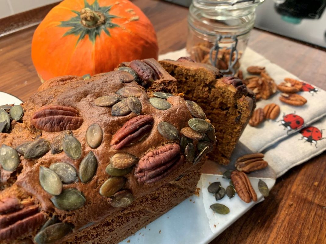 Das Aussehen erinnert an das klassische Bananenbrot: Das Kürbisbrot bietet sich als herbstliche Alternative an.