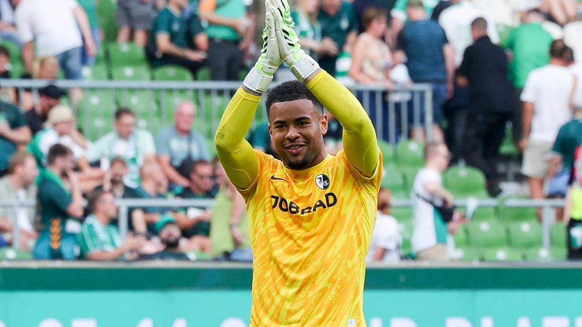 Torhueter Noah Atubolu (SC Freiburg) jubelt, Bundesliga, SV Werder Bremen v Club Freiburg, Weserstadion am 20. September 2025 in Bremen, Deutschland. (Foto von Marco Steinbrenner DeFodi Images) Tor...