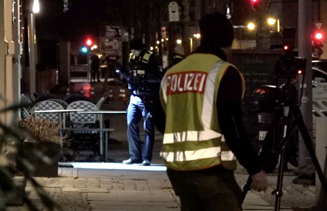 Die Polizei bei der Spurensicherung nahe der Touristenattraktion Checkpoint Charlie, nachdem ein Mann angeschossen wurde. 