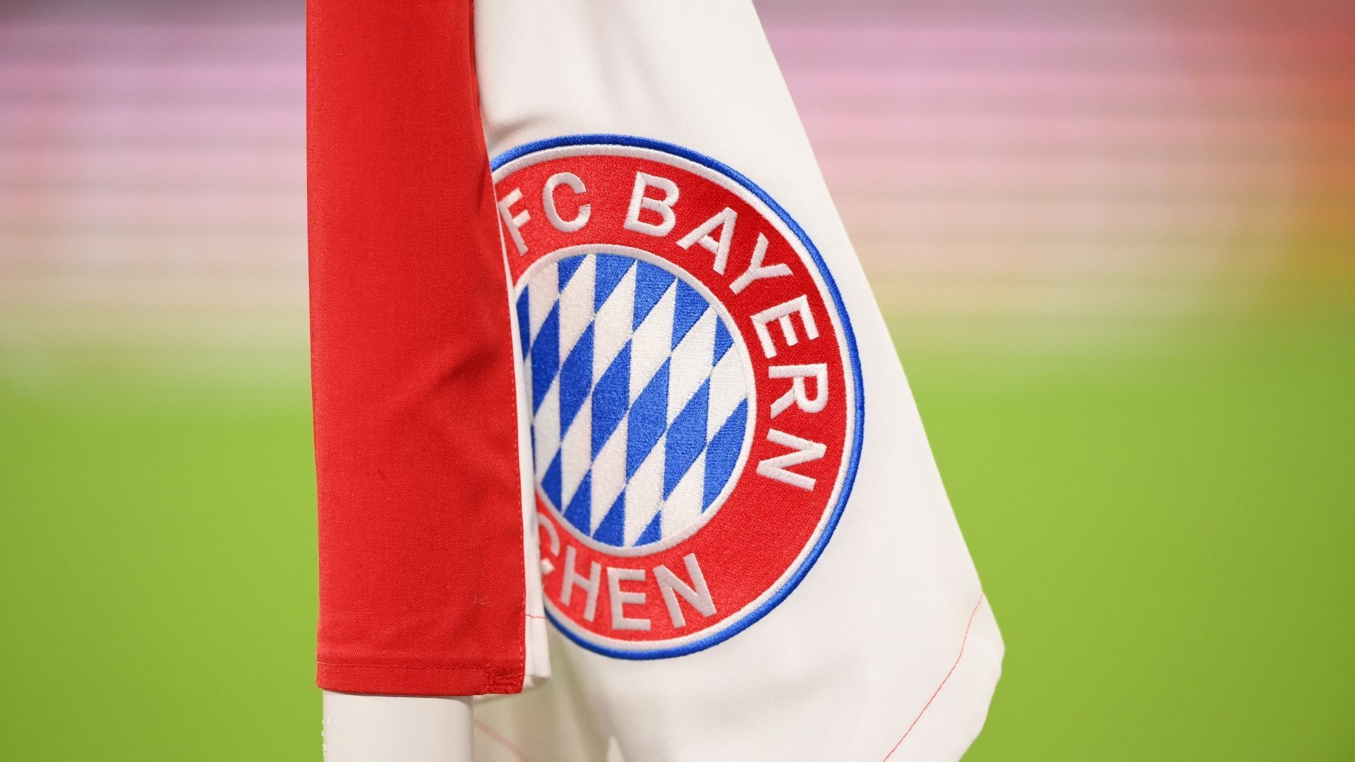 
                <strong>FC Bayern - Personaletat (2021)</strong><br>
                373,36 Millionen Euro (1. in der Bundesliga)
              