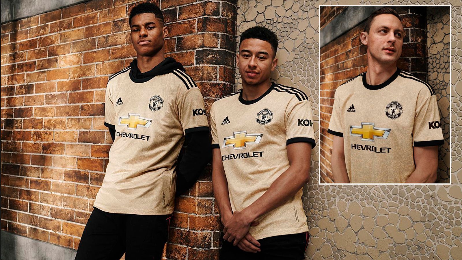 
                <strong>Manchester United</strong><br>
                Der englische Rekordmeister Manchester United wird in der Saison 2019/20 auswärts in einem Trikot in "Savannen-Tönen" auflaufen, so beschreibt der Klub die Farben zumindest auf der eigenen Website. Das gab es in der Historie der "Red Devils" noch nie. Das neue Outfit stammt von Ausstatter "adidas". Links an der Unterseite des Trikots ziert noch der längsseitig aufgedruckte Schriftzug "Manchester_United Football_Club" die neue Arbeitskleidung der Stars.
              