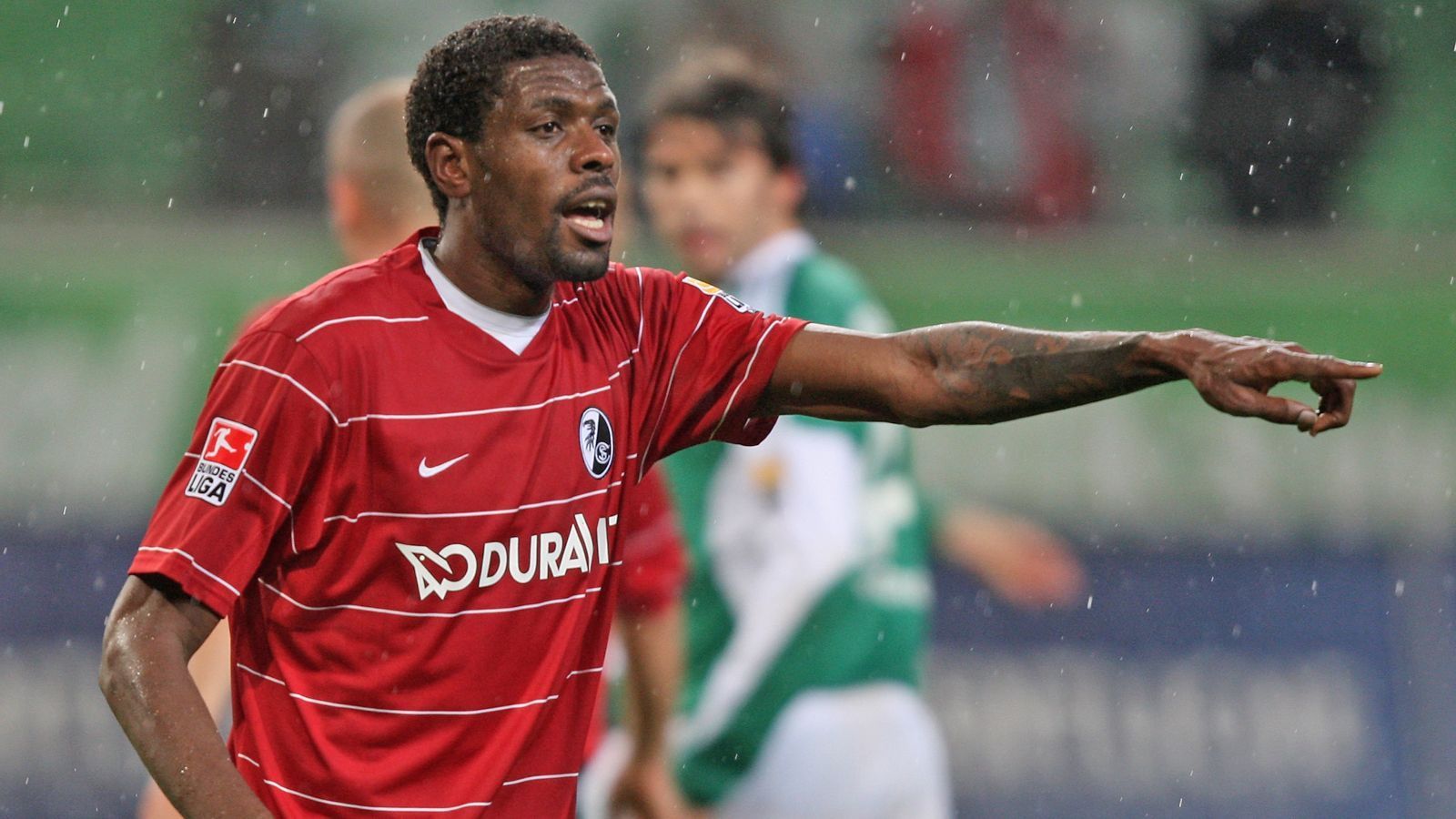 
                <strong>Bank: Mohamadou Idrissou (SC Freiburg)</strong><br>
                Eigentlich muss Mohamadou Idrissou in jeder Lieblingself in der Startelf stehen. Der Kameruner hat Pech, dass mit Bance und Stajner schon zwei Legenden gesetzt sind. Aber wenn die beiden aus welchen Gründen auch immer Ladehemmung haben, kommt Mo eben von der Bank. Der Torerfolg ist auch dann garantiert.
              