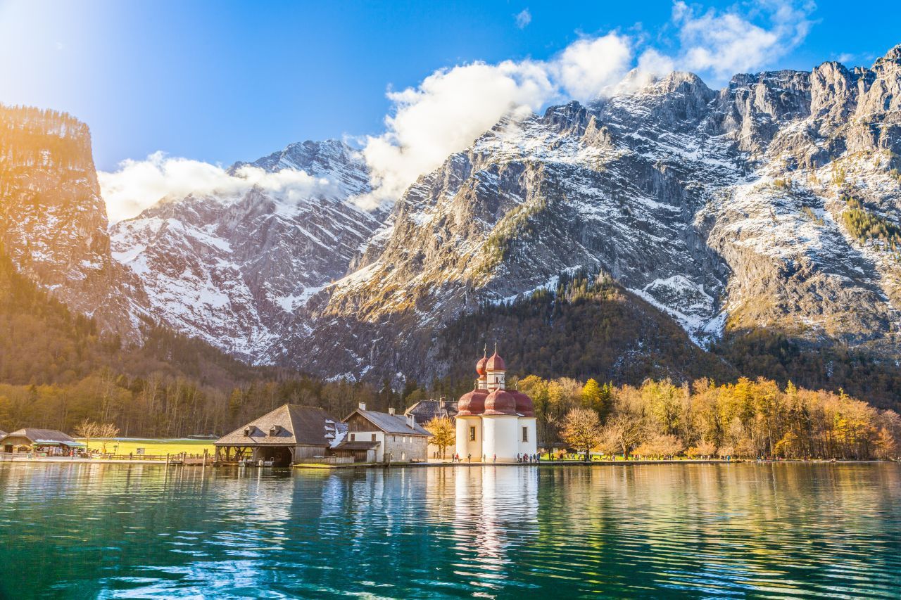Der Königssee liegt im Nationalpark Berchtesgaden in Bayern. Er liegt auf einer Höhe von 602 Metern. Mit seiner Berg-Kulisse und dem kristallklarem Wasser zählt er zu den schönsten natürlichen Badeseen des Landes. Fast wie ein Fjord schlängelt er sich zwischen Berg-Giganten hindurch. Auch ist der Königssee mit fast 200 Metern Wassertiefe besonders tief. 