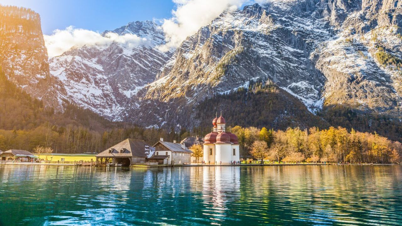 Der Königssee liegt im Nationalpark Berchtesgaden in Bayern. Er liegt auf einer Höhe von 602 Metern. Mit seiner Berg-Kulisse und dem kristallklarem Wasser zählt er zu den schönsten natürlichen Badeseen des Landes. Fast wie ein Fjord schlängelt er sich zwischen Berg-Giganten hindurch. Auch ist der Königssee mit fast 200 Metern Wassertiefe besonders tief. 