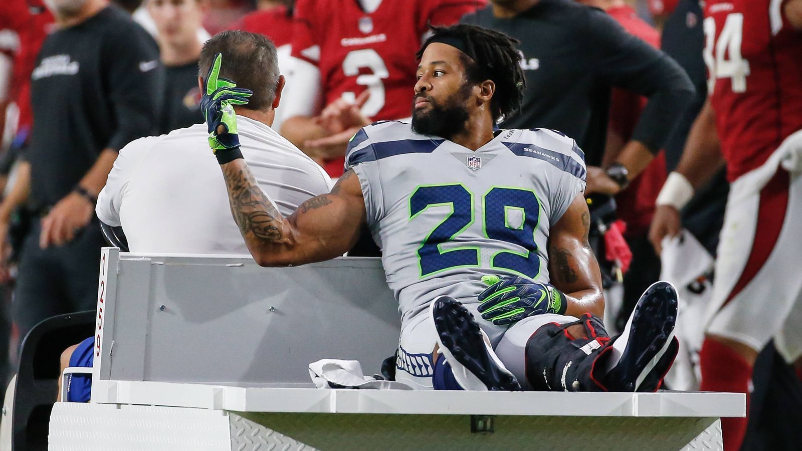 
                <strong>5. Earl Thomas (Seattle Seahawks)</strong><br>
                Das Bild vom Safety, der mit erhobenem Mittelfinger und einem Beinbruch auf der Trage abtransportiert wird, ist legendär. Auch er hatte wie Bell einen Holdout begonnen, war aber vor dem ersten Spiel zurückgekehrt. Er kann sich jetzt trotz Verletzung mit einem netten neuen Vertrag bei einer neuen Franchise trösten.
              