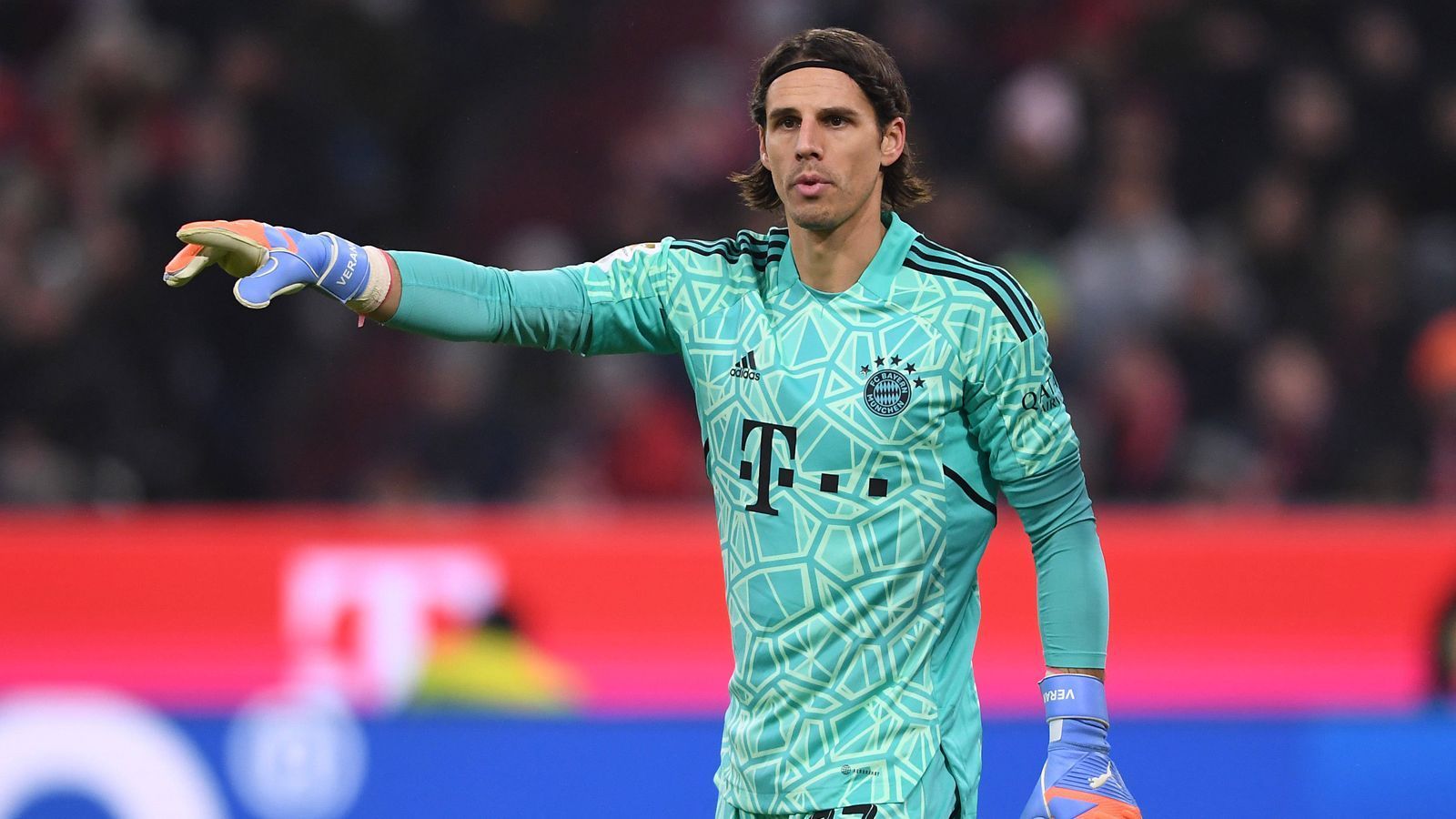 
                <strong>Yann Sommer (FC Bayern München, ehem. Borussia Mönchengladbach) Ablöse: 8 Mio. Euro </strong><br>
                Der FC Bayern hat Sommer im Wintertransferfenster als Ersatz für den verletzten Stammtorwart Manuel Neuer verpflichtet. Der Schweizer kam als Stammtorhüter von Ligakonkurrent Borussia Mönchengladbach und ist vorerst die neue Nummer Eins beim deutschen Rekordmeister. Acht Millionen Euro Ablöse (mit Bonuszahlungen 9,5 Millionen) ließ sich der deutsche Rekordmeister seine Dienste kosten. Da Sommer in München einen Vertrag bis 2025 unterschieben hat, darf wohl auch nach einer Genesung Neuers ein harter Zweikampf um den Nummer-Eins-Status im Tor des FC Bayern erwartet werden. 
              