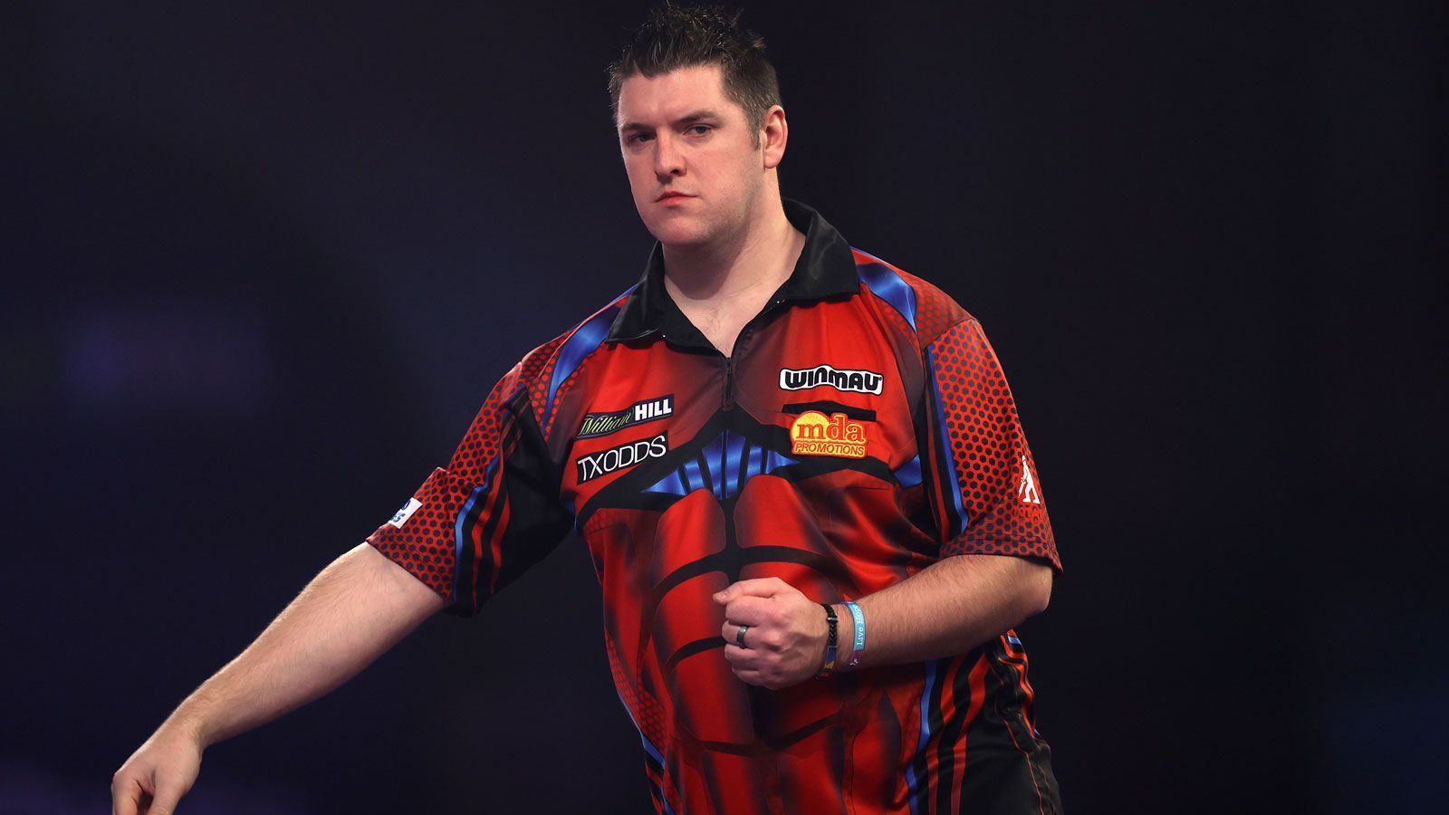 <strong>Daryl Gurney (England) - Superchin</strong><br>
                Angeblich öfter auf sein ausgeprägtes Kinn angesprochen, machte sich Daryl Gurney das einfach zu nutzen und verlieh seinem markanten Merkmal eine positive Verbindung.&nbsp;
