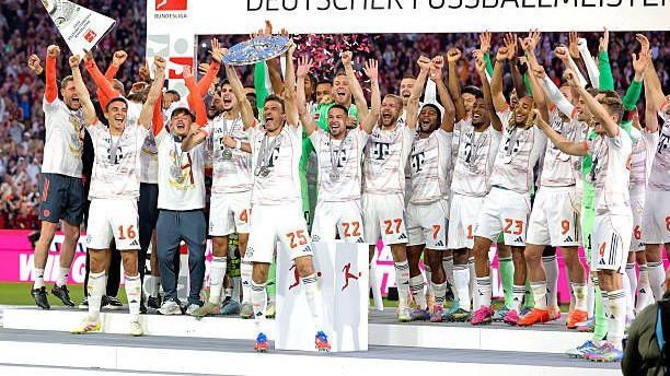 <strong>750. Pflichtspiel für den FC Bayern München (10.05.2025)</strong><br>Ein ganz besonderes Jubiläum für Thomas Müller: Die Vereinslegende knackt nicht nur die 750-Pflichtspiele-Marke. Der 2:0-Sieg gegen Borussia Mönchengladbach ist das letzte Spiel des Raumdeuters in der Allianz Arena. Gleichzeitig darf er letztmals die Meisterschale in den Münchner Himmel strecken.