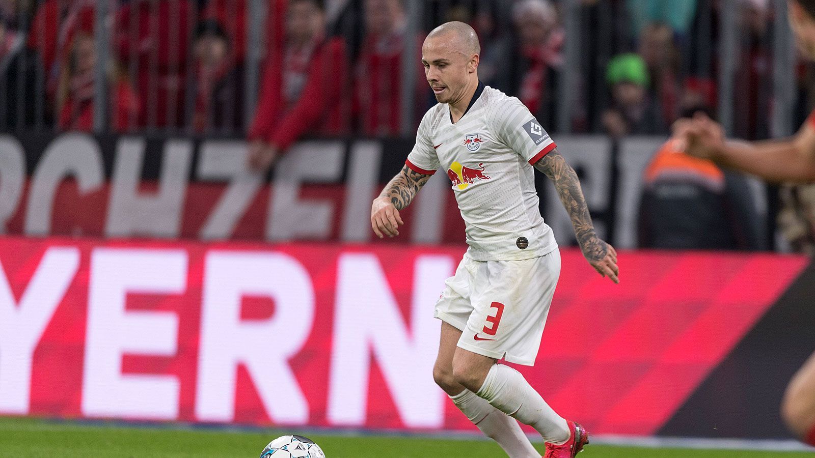 
                <strong>Angelino (RB Leipzig)</strong><br>
                Die Winter-Leihgabe von Manchester City tritt mutig und engagiert auf, offenbart aber auch Defizite. Teilweise wird er von Pavard im Zusammenspiel mit Müller zu einfach ausgeschaltet. Manchmal geht der Spanier zu unbeholfen in die Zweikämpfe und beschert den Bayern damit unnötige Freistöße. ran-Note: 4
              