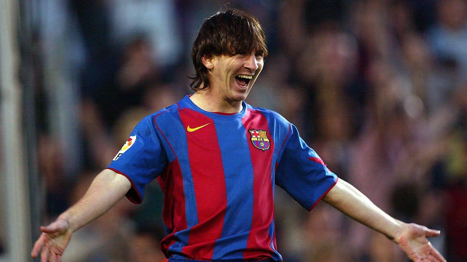 
                <strong>2004: Debüt für die 1. Mannschaft des FC Barcelona</strong><br>
                Am 16. Oktober 2004 gibt Messi sein Profi-Debüt für die 1. Mannschaft des FC Barcelona. Im Derby gegen Espanyol Barcelona wechselt Frank Rijkaard das Wunderkind zum ersten Mal ein. Was folgt sind 778 Spiele und 672 Tore - damit ist Messi Rekordspieler- und Torschütze Barcas.
              