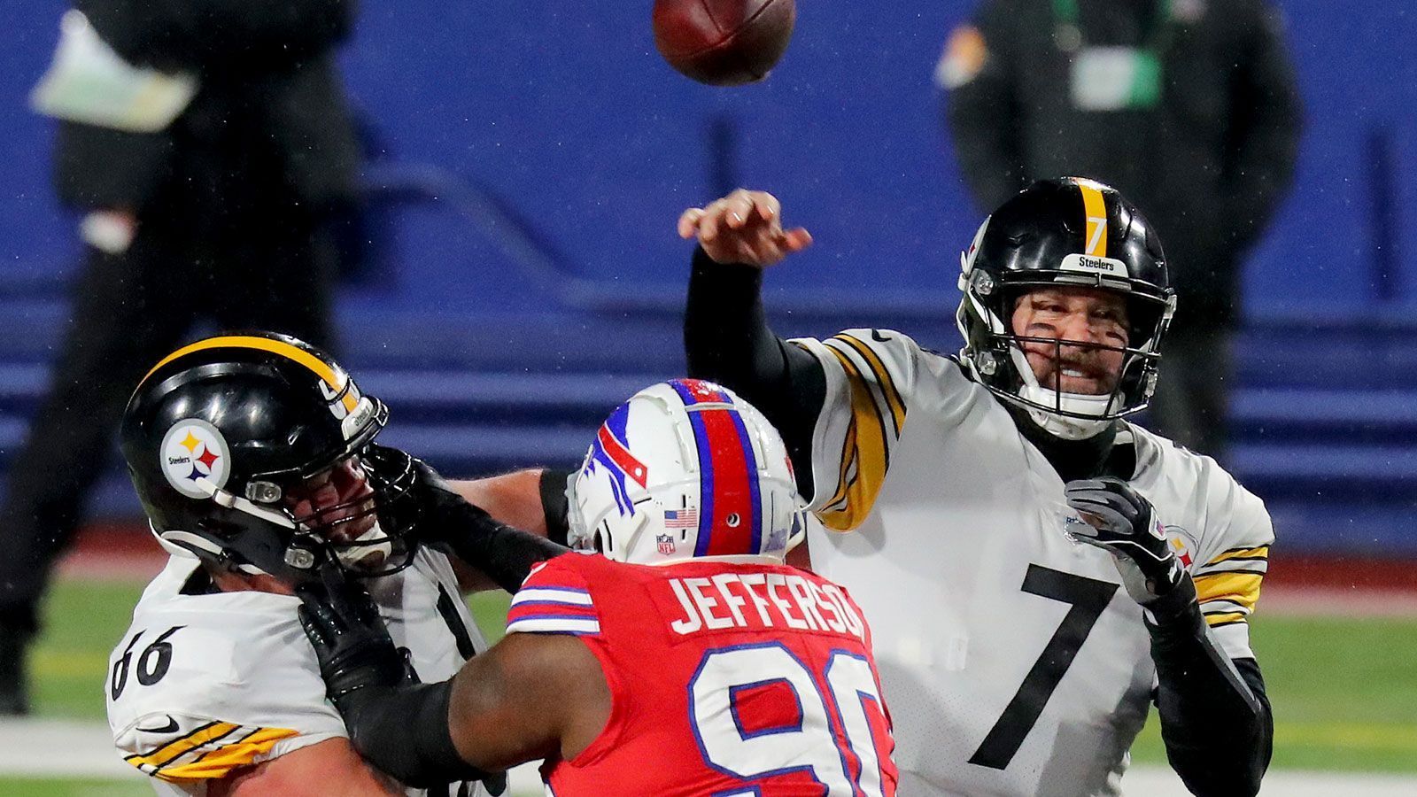 
                <strong>Verlierer: Die Offense der Pittsburgh Steelers</strong><br>
                Innerhalb von sechs Tagen stürzen die Steelers von 11-0 auf 11-2. Im Sunday Night Game gegen die Buffalo Bills setzte es eine deftige 15:26-Niederlage, die vor allem auf die schwache Leistung der Offense zurückzuführen war. Insgesamt verbuchten Big Ben und Co. nur 224 Yards und zwei Touchdowns, Roethlisberger selbst leistete sich zwei Interceptions, darunter einen Pick Six. Auch im Rennen um die Playoffs musste Pittsburgh einen Rückschlag hinnehmen: Zwar steht die Teilnahme an der Postseason schon fest, allerdings liegt der Klub nunmehr auf zweiten Platz hinter den Kansas City Chiefs (12-1).
              