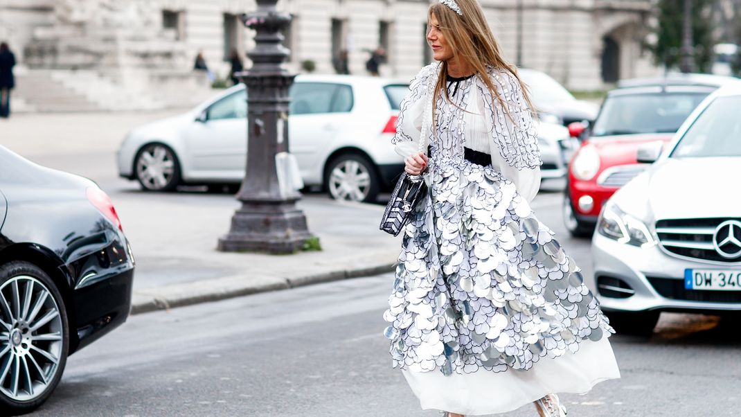 Anna Dello Russo hat sich für eine Chanel-Show 2016 in einen Komplettlook des High-End-Labels geschmissen.