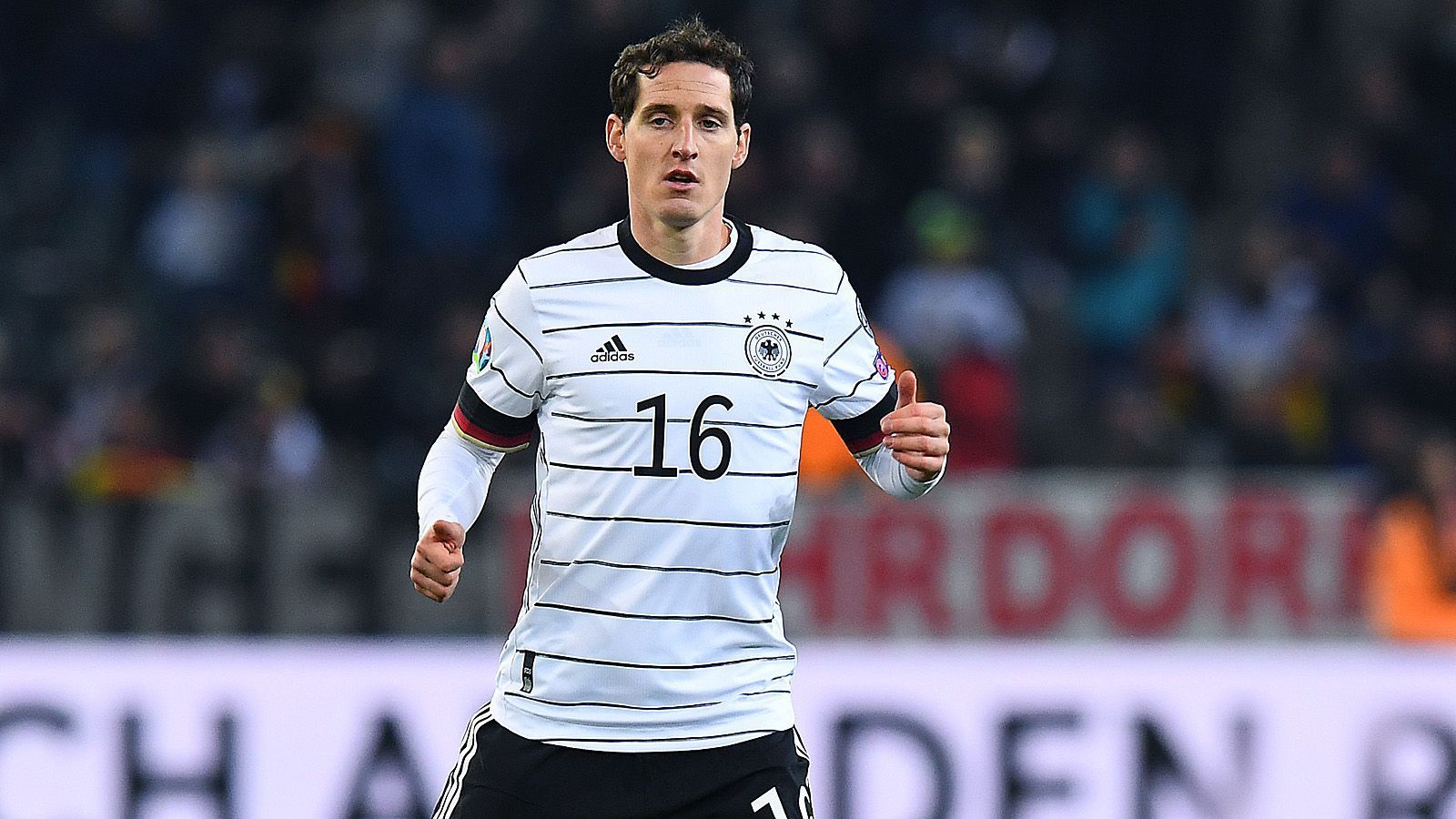 
                <strong>Mittelfeld</strong><br>
                Sebastian Rudy (TSG 1899 Hoffenheim): Dürfte sich mit Emre Can um den Platz im defensiven Mittelfeld streiten. Setzt Löw auf Kimmich als rechter Verteidiger, dürften Rudys Chancen auf eine EM-Teilnahme wachsen. ran-Fazit: Außenseiterchancen
              