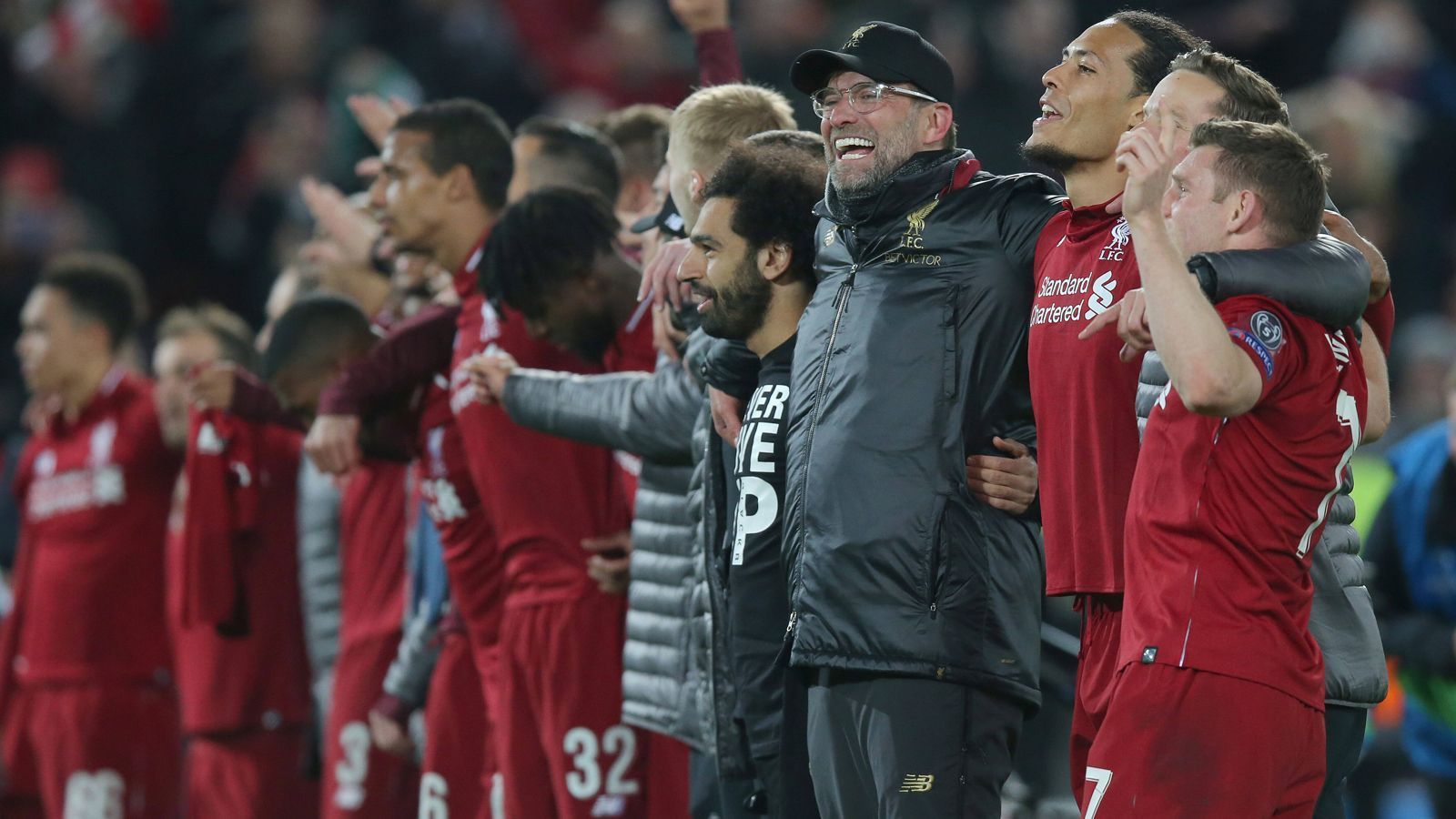 
                <strong>Berühmte Aufholjagden im Fußball</strong><br>
                Fußball-Wunder sind selten, aber nicht unmöglich. Dem FC Liverpool gelang es beispielsweise in der Champions-League-Saison 2018/2019, einen 0:3-Rückstand im Halbfinale gegen den FC Barcelona zu drehen. An der Anfield Road besiegten die "Reds" Barca mit 4:0, zogen ins Finale ein und sicherten sich sogar den Titel.
              