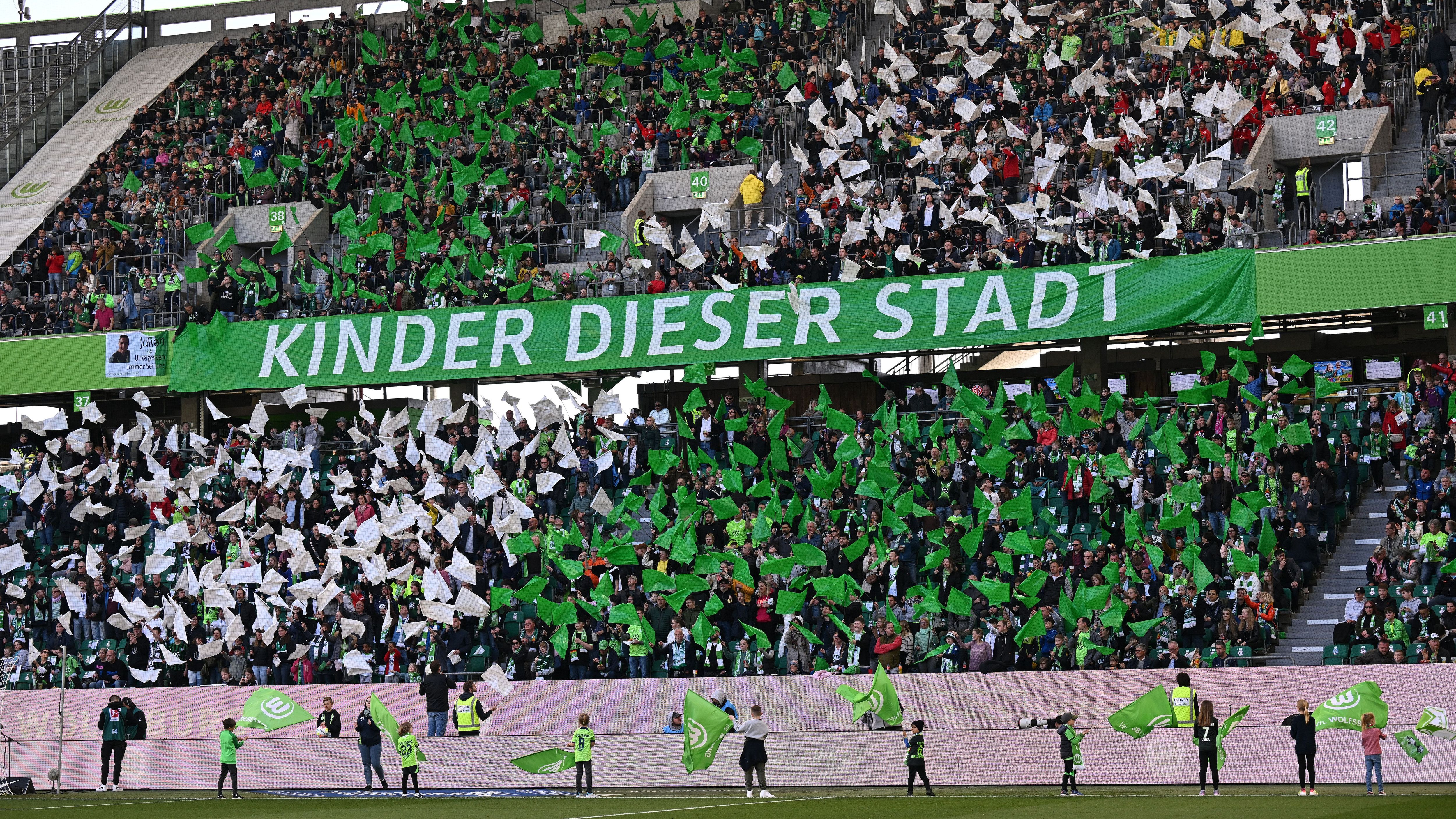 <strong>Rang 17: VfL Wolfsburg</strong><br>160 Euro für eine Stehplatz-Dauerkarte. <br>Sitzplatz-Dauerkarte: 250 Euro bis 490 Euro.