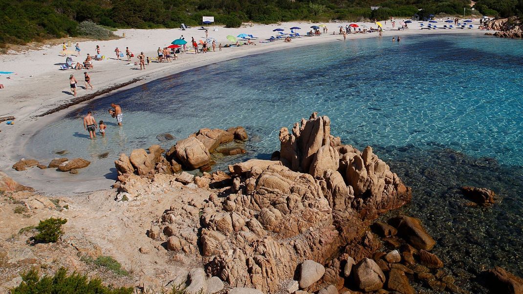 Ein Tourist, der Steine von einem Strand auf Sardinien (hier die Costa Smeralda) mit nach Hause nehmen wollte, wurde heftig bestraft.