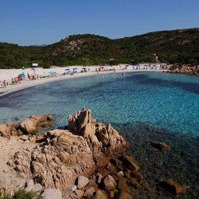 Sardiniens Costa Smeralda - einer von vielen Traumstränden. Aber Achtung: Sand oder Steine mitnehmen ist verboten!