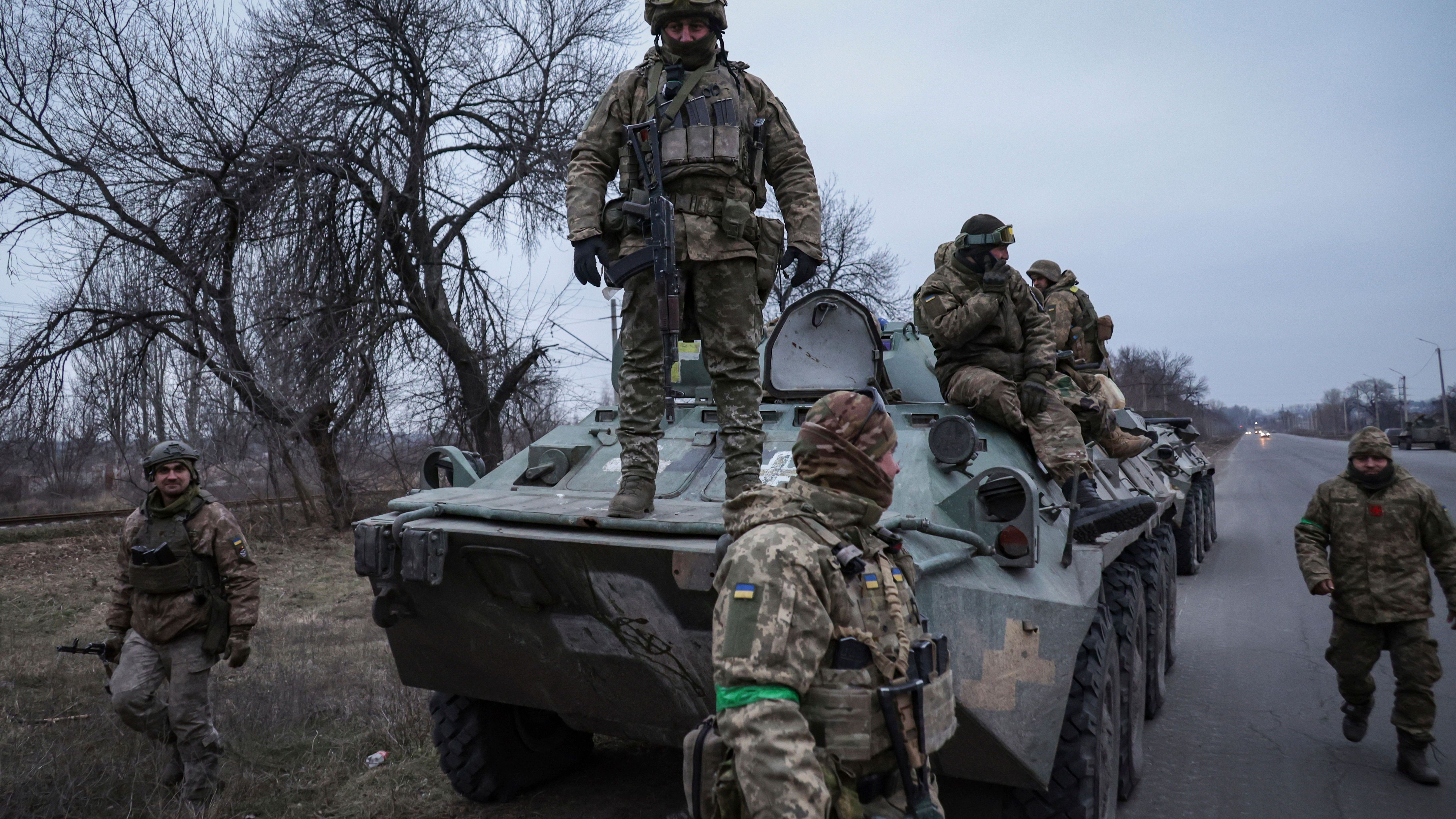 Ukrainische Soldaten stehen auf einem APC, bevor sie an die Frontlinie in der Region Donezk, Ukraine, fahren.