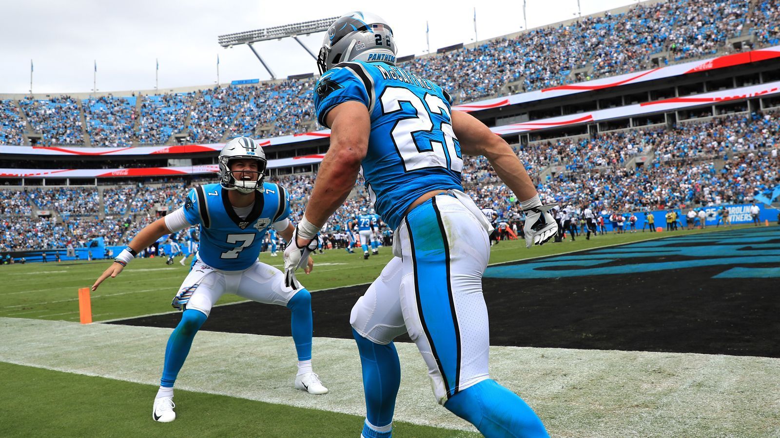 
                <strong>Christian McCaffrey (Carolina Panthers)</strong><br>
                Die Allzweckwaffe der Carolina Panthers lieferte mit über 1000 Rushing Yards und über 1000 Receiving Yards richtig ab. Christian McCaffrey etablierte sich mit seinen Leistungen als einer der besten Running Backs und dürfte von den Panthers auch dementsprechend bezahlt werden.
              