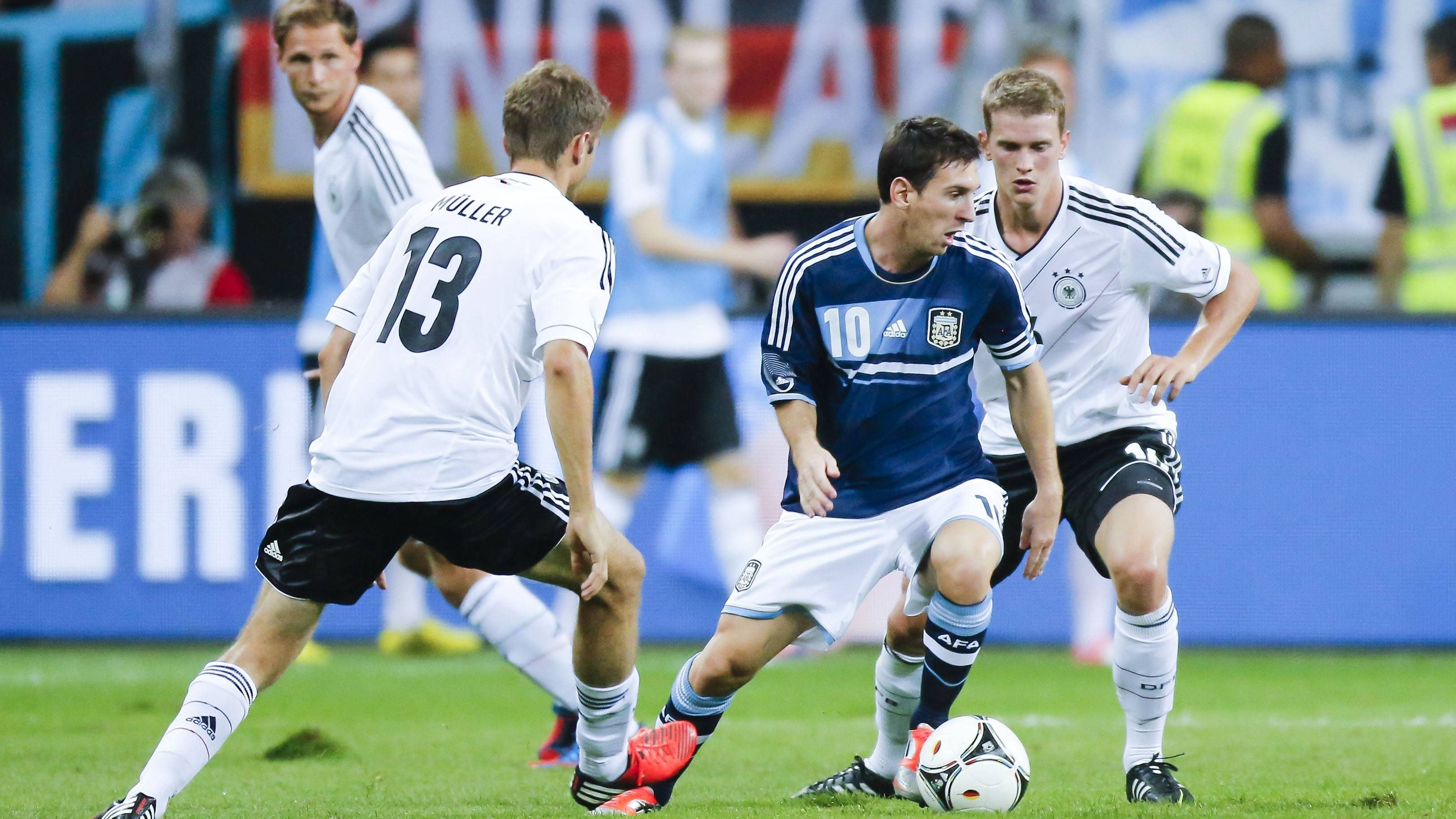 <strong>Alle Duelle zwischen Müller und Messi</strong><br>Noch ein Freundschaftsspiel zwischen Deutschland und Argentinien, am 15. August 2012 in Frankfurt. Messi scheiterte nach einer halben Stunde per Elfmeter an DFB-Torwart Marc-André ter Stegen, trug dann aber ein Tor zum 3:1-Sieg bei. Müller war für ter Stegen früh ausgewechselt worden, da Ron-Robert Zieler für eine Notbremse die Rote Karte gesehen hatte.
