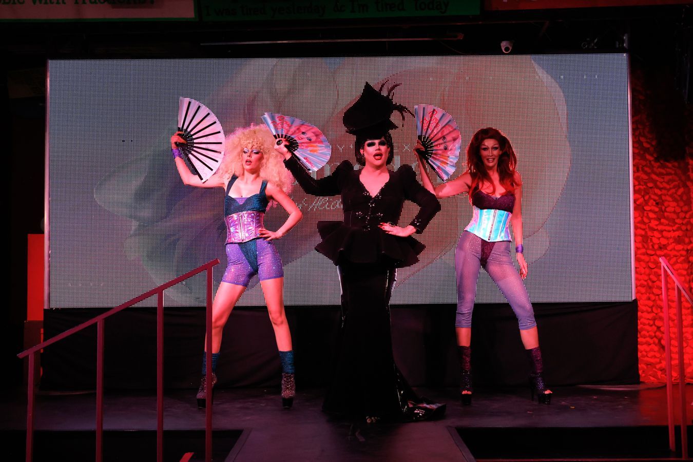 Gemeinsam mit Dragqueen Shannel performen Selma und Nicole als Foxy und Roxy zu RuPauls "Supermodel".