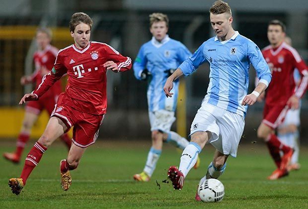 
                <strong>FC Bayern verliert Derby gegen 1860: Gianluca Gaudino</strong><br>
                Und wie der Vater kann es Gianluca Gaudino (li) gar nicht leiden, wenn der Gegner den Ball hat. In diesem Fall muss er Korbinian Burger hinterher.
              