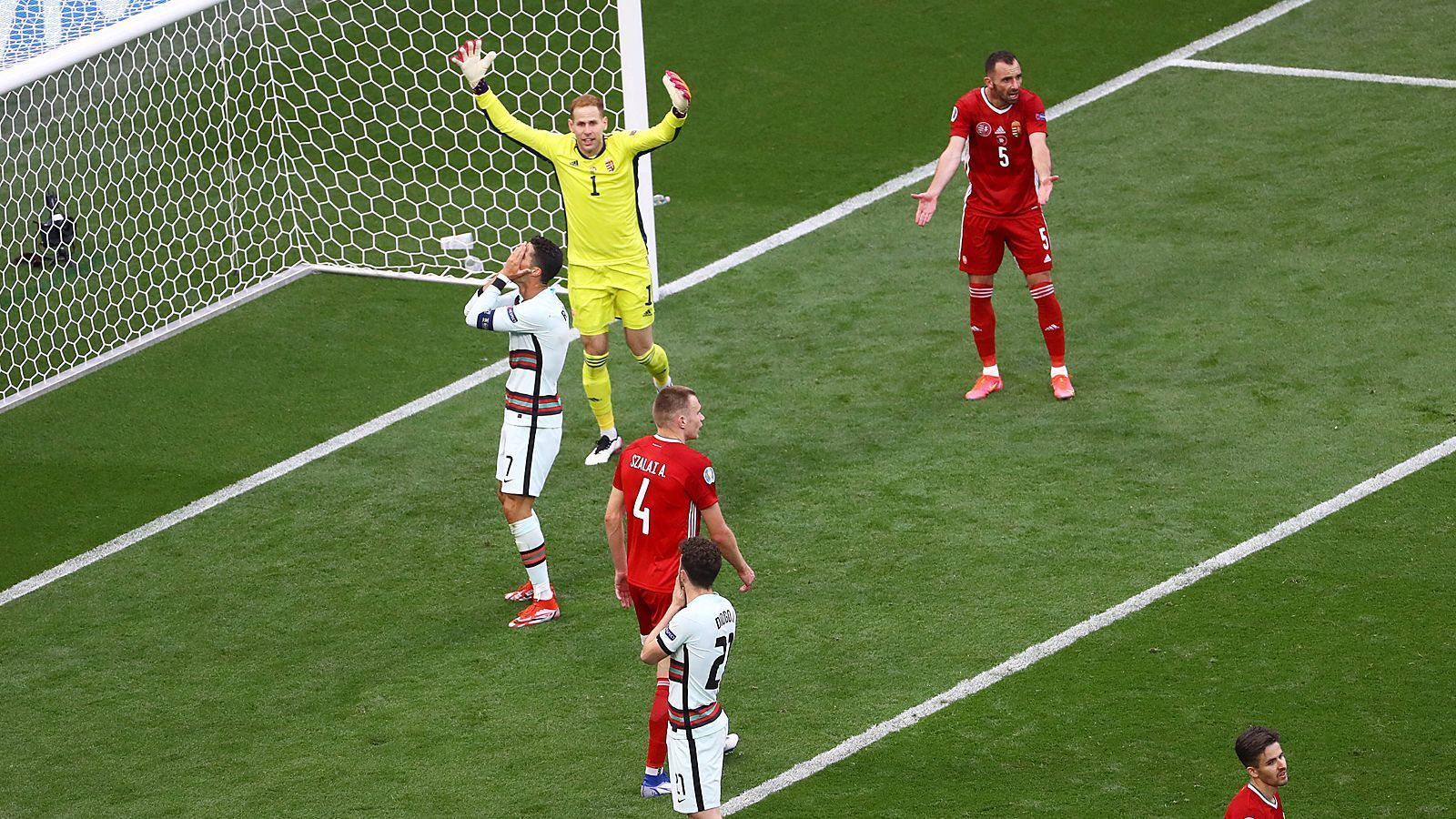 
                <strong>Der Mega-Fail!</strong><br>
                Die 43. Minute: Endlich tritt CR7 in Erscheinung - und schweißt die Kugel aus 4,50 Meter freistehend über den Kasten. Unfassbar! Von 1000 solchen Dingern macht Ronaldo 999 rein.
              