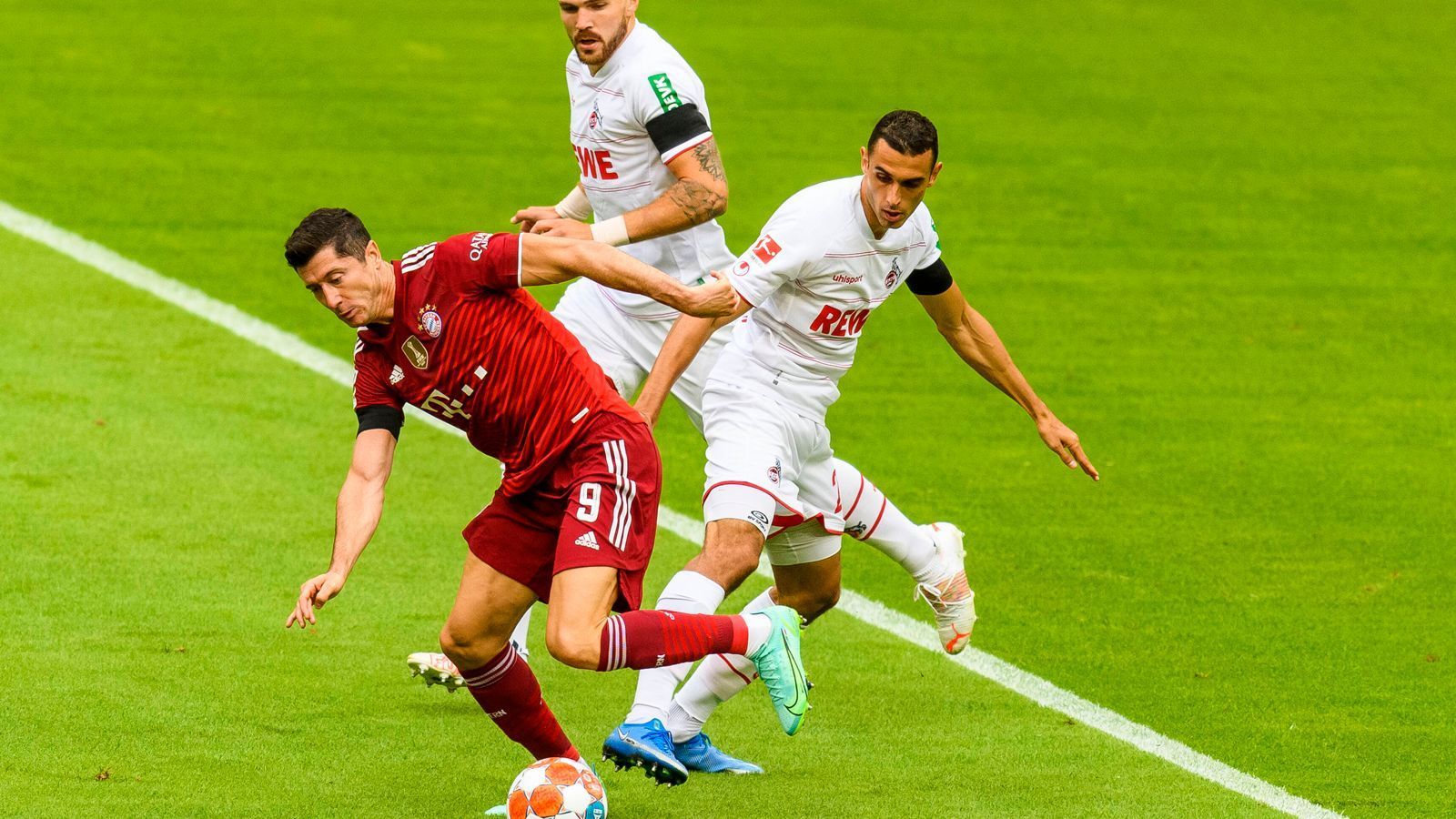 
                <strong>Robert Lewandowski</strong><br>
                Der Torjäger ist von Anpfiff weg sehr einsatzfreudig und geht robust in die Duelle. Beschäftigt die Kölner Abwehr beinahe durchgehend, strahlt selbst aber bis zur Halbzeit überraschend wenig Gefahr aus. Nach 50 Minuten muss Lewandowski nach Vorarbeit von Musiala nur den Fuß hinhalten, um die Führung zu erzielen. Zuvor beschert er selbst dem Joker die große Chance. Fortan hat der Knipser wieder Blut geleckt, trifft mit links ansatzlos die Latte. ran-Note: 2
              