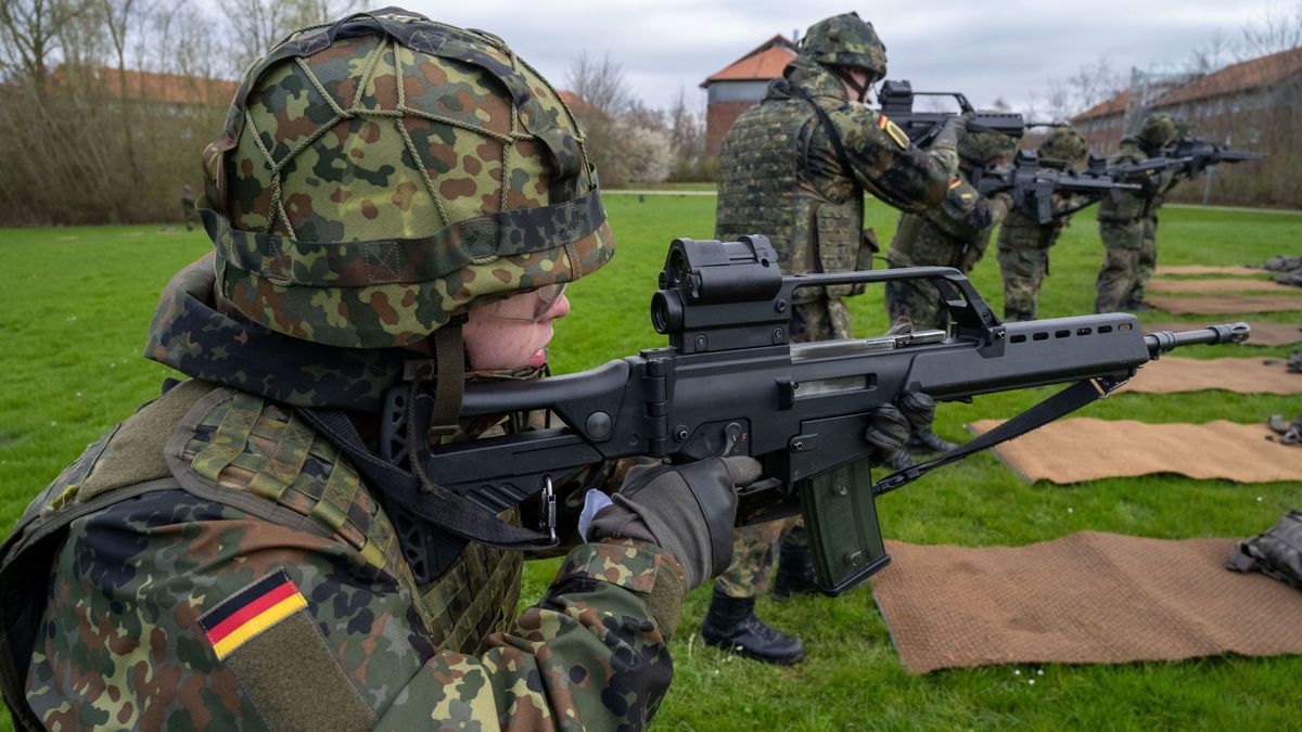 Soldaten bei der Grundausbildung auf dem Gelände der Marinetechnikschule (MTS) in Parow, Mecklenburg-Vorpommern
