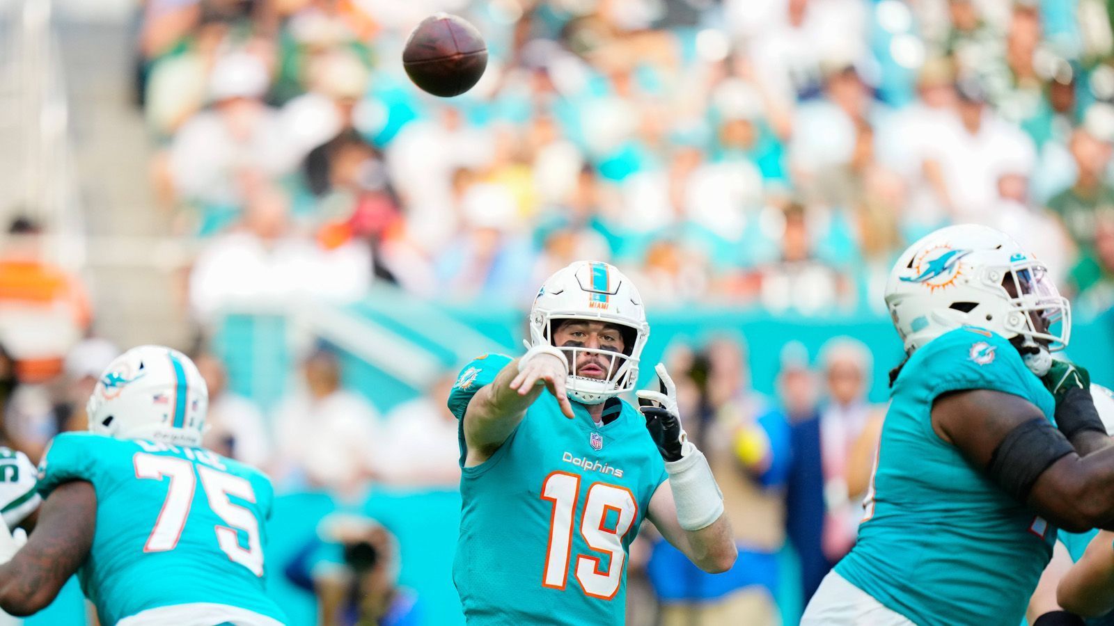 
                <strong>AFC East: Miami Dolphins</strong><br>
                &#x2022; Head Coach: Mike McDaniel<br>&#x2022; Quarterback: Skylar Thompson (M.)<br>&#x2022; Platzierung nach Regular Season: 2. der AFC East (Division), Platz 7 in der AFC (Conference)<br>&#x2022; Stadion: Hard Rock Stadium (Miami Gardens, Florida)<br>&#x2022; Gegründet: 1966<br>
              