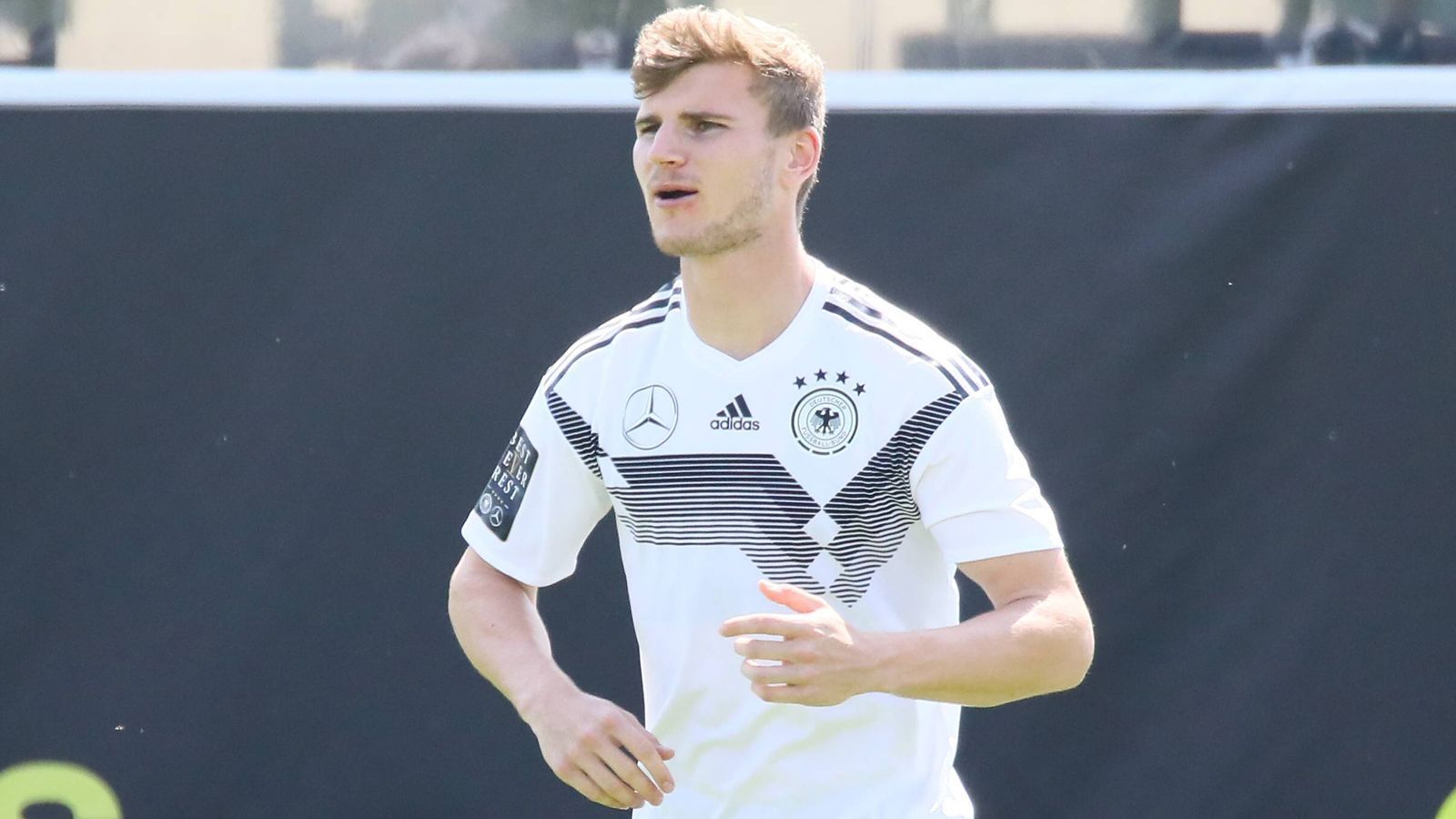 
                <strong>Timo Werner</strong><br>
                Deutschlands Stürmer Nummer eins kommt diesmal von der Bank und hat eine kleine Kopfballchance und eine gelungene Flanke auf Gomez zu verbuchen. ran-Note: ohne Bewertung
              