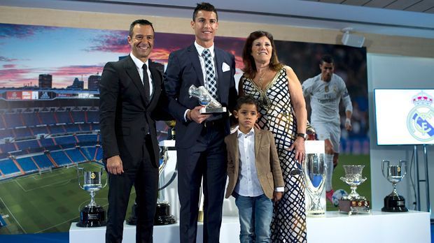 
                <strong>Ronaldo mit Berater, Mutter und Sohn</strong><br>
                Cristiano Ronaldo äußerte sich vor wenigen Wochen wenig bescheiden über seine Person: Er werde "definitiv in die Fußballgeschichte eingehen". Seit einigen Monaten exisitiert in seiner portugiesischen Heimatstadt Funchal auf Madeira schon das "Museu CR7", welches sich allein um den dreifachen Weltfußballer dreht. ran.de zeigt Eindrücke aus dem Museum.
              