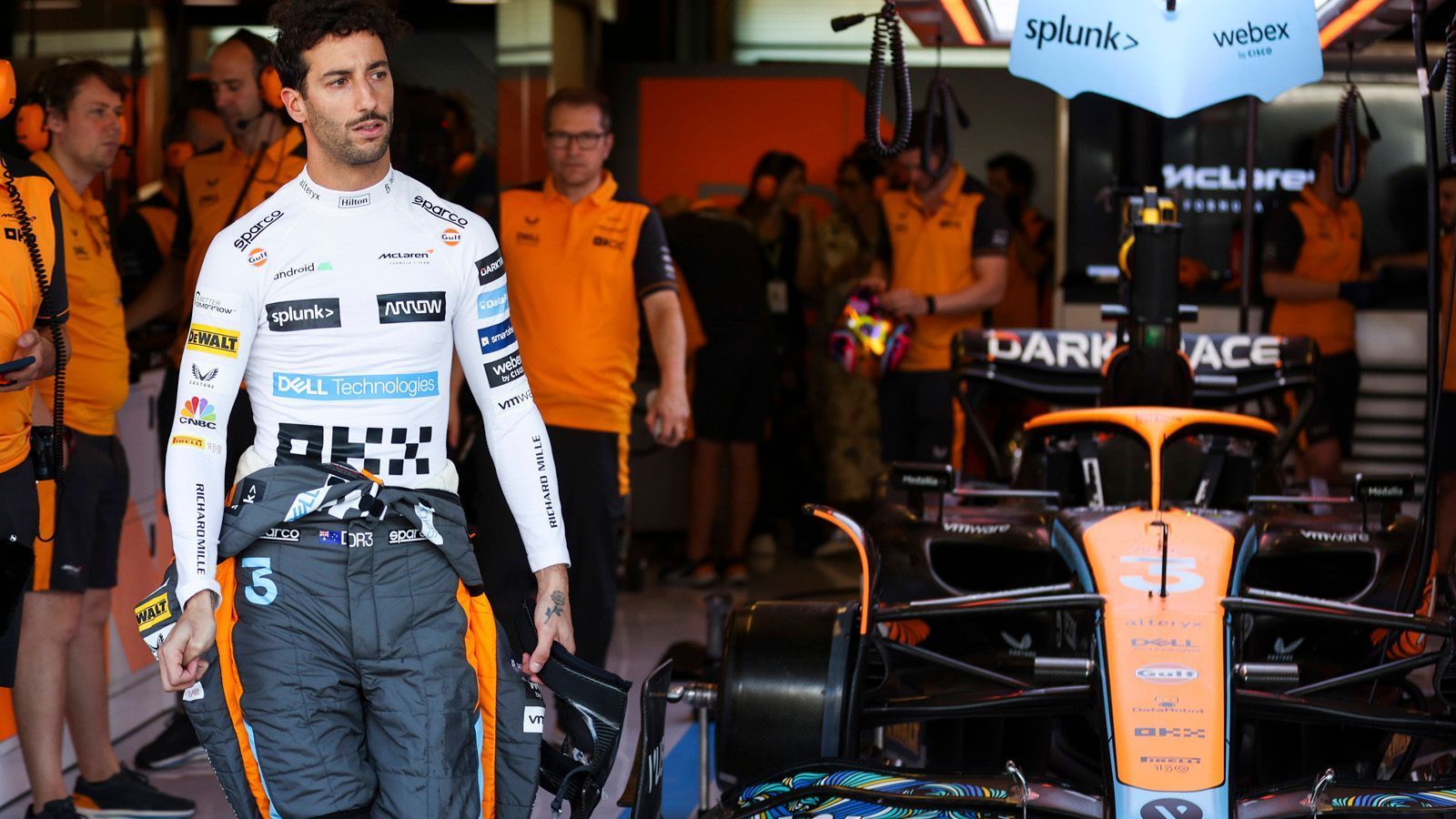 
                <strong>Verlierer: Daniel Ricciardo</strong><br>
                Daniel Ricciardo war im McLaren lediglich ein Hinterherfahrer. Nur 37 Punkte bekam der achtmalige Grand-Prix-Sieger zusammen und hatte damit gegenüber seinem Teamkollegen Lando Norris (122 Punkte) klar das Nachsehen. Insgesamt verliefen seine beiden Jahre bei McLaren enttäuschend. Dadurch verlor der Australier sein Cockpit in der Formel 1. Ricciardo könnte als dritter Fahrer bei Red Bull einsteigen, würde dann aber vorwiegend für Marketing-Events und als Simulator-Fahrer eingesetzt werden.
              