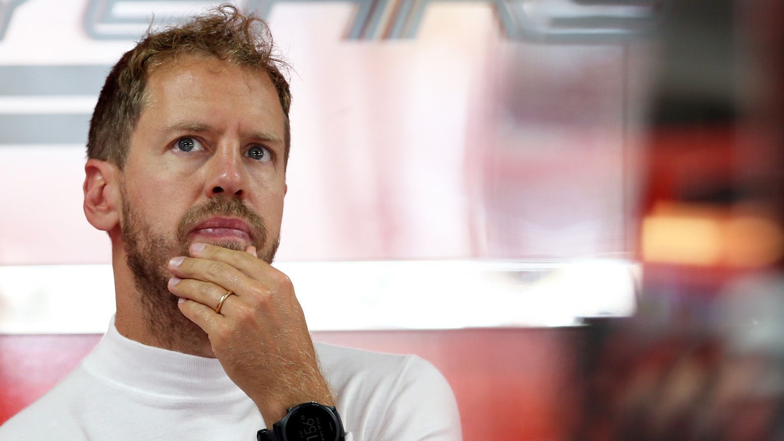 
                <strong>Platz 6: Sebastian Vettel (Scuderia Ferrari)</strong><br>
                Abhaken und nach vorne gucken - das muss für Sebastian Vettel nach dem enttäuschenden Wochenende in Frankreich das Motto sein. Nach seinem Fehler in Q3 im Qualifying und nur Startplatz sieben war Rang fünf im Rennen immerhin Schadensbegrenzung. In Spielberg muss viel mehr von dem Ferrari-Piloten kommen. Vor allem, weil die Strecke seinem Auto besser liegen sollte als der Kurs in Le Castellet.
              