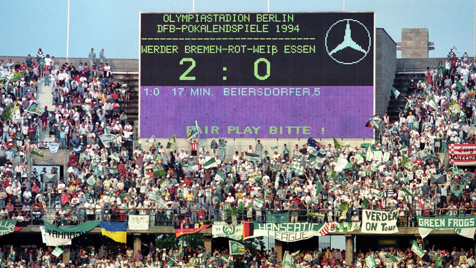 
                <strong>Werder Bremen & RW Essen </strong><br>
                1994 stieg RW Essen aus der 2. Liga ab, erreichte aber völlig überraschend das DFB-Pokalfinale. In Berlin feierten beide Fanlager ein ausgelassenes Fußballfest, tauschten Merchandise und tranken zusammen. Bremen gewann das Endspiel letztendlich mit 3:1, trotzdem wird die Freundschaft zwischen den Bremern und Essenern in großen Teilen der Fanszene weitergelebt.
              