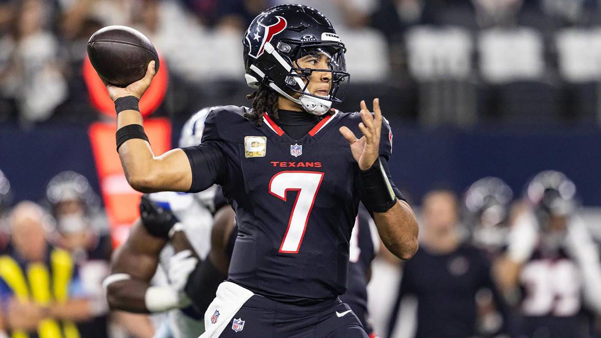 <strong>Quarterback: C.J. Stroud (Houston Texans)</strong><br>Gut, das konterkariert den vorherigen Take etwas, weil C.J. Stroud kein besonders auffälliger Rusher ist. Aber mit dem Waffenarsenal, dass der Texans-Quarterback zur Verfügung hat, dürfte es Passing Yards und Touchdowns regnen. Mit einem neuen Playcaller und einer - womöglich - verbesserten Offensive Line dürfte Stroud wieder mehr an seine Rookie-Saison 2023 heranrücken.