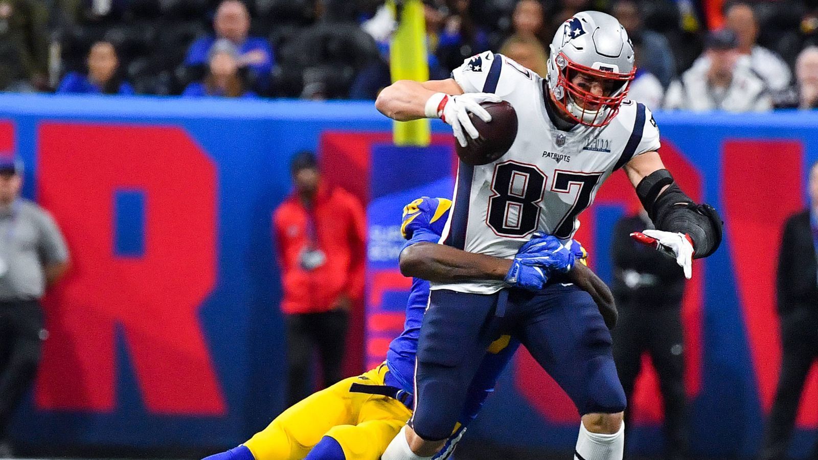 
                <strong>120 Kilogramm! So will Gronkowski auf sein Kampfgewicht zurück</strong><br>
                Während seiner Zeit bei den New England Patriots schaffte er als Höchstgewicht schon mal die 270 Pfund (122 Kilogramm), allerdings nie während der laufenden Saison. In einigen Spielen seien es schon mal 268 Pfund (121 Kilogramm) gewesen. "Ich lag immer zwischen 260 (118) und 268, in meiner gesamten Karriere", verriet er.
              
